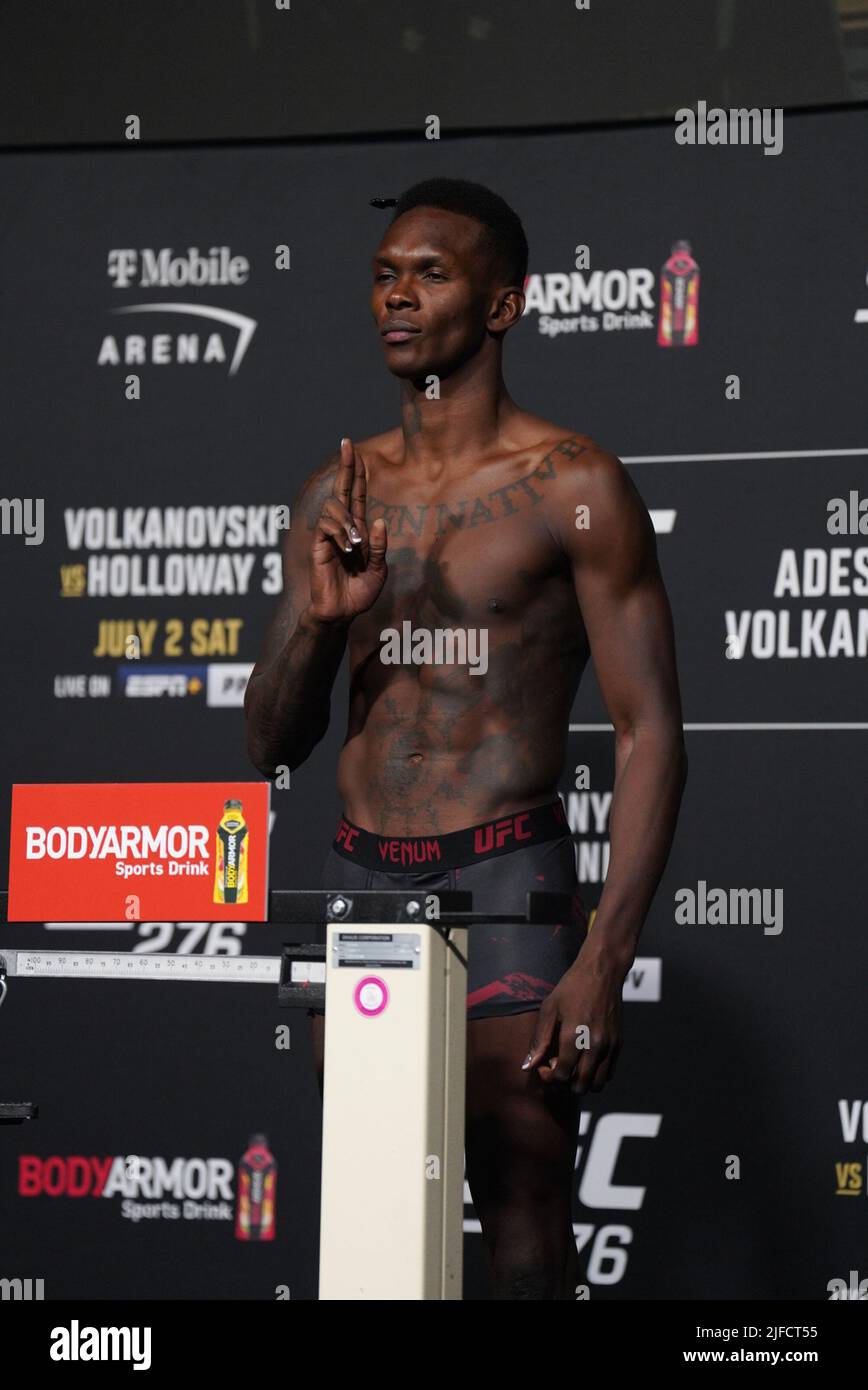 30 GIUGNO 2022, LAS VEGAS, NV, LAS VEGAS, NV, Stati Uniti: LAS VEGAS, NV - Giugno 1: Israele Adesanya scala per i pesati ufficiali alla T-Mobile Arena per UFC 276 il 1 giugno 2022 a LAS VEGAS, NV, Stati Uniti. (Credit Image: © Louis Grasse/PX Imagens via ZUMA Press Wire) Foto Stock