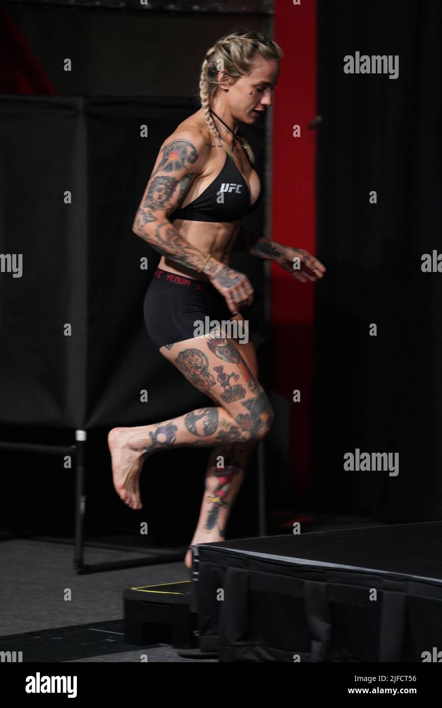 30 GIUGNO 2022, LAS VEGAS, NV, LAS VEGAS, NV, Stati Uniti: LAS VEGAS, NV - Giugno 1: Jessica-Rose Clark scala per i pesati ufficiali alla T-Mobile Arena per UFC 276 il 1 giugno 2022 a LAS VEGAS, NV, Stati Uniti. (Credit Image: © Louis Grasse/PX Imagens via ZUMA Press Wire) Foto Stock