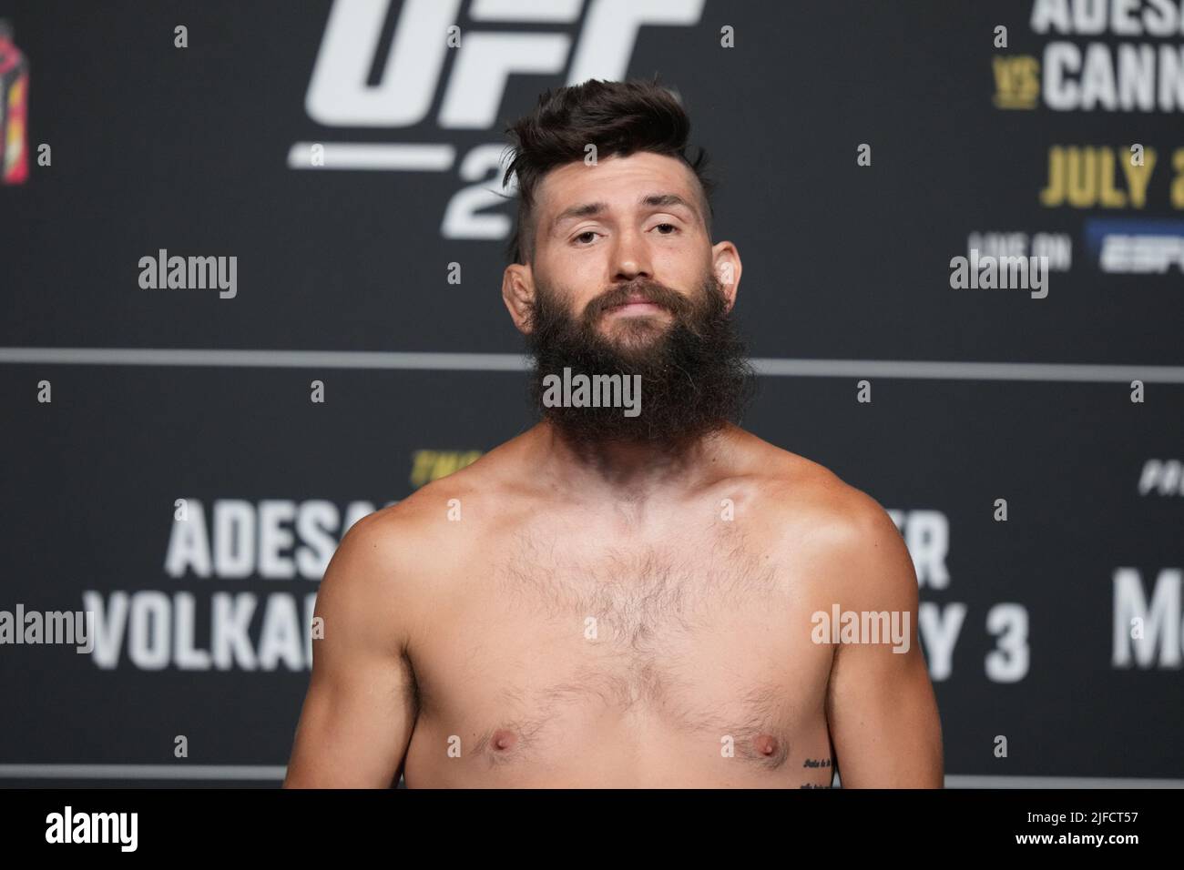 1 LUGLIO 2022, LAS VEGAS, NV, LAS VEGAS, NV, Stati Uniti: LAS VEGAS, NV - Giugno 1: Bryan Barberena scala per i pesati ufficiali alla T-Mobile Arena per UFC 276 il 1 luglio 2022 a LAS VEGAS, NV, Stati Uniti. (Credit Image: © Louis Grasse/PX Imagens via ZUMA Press Wire) Foto Stock