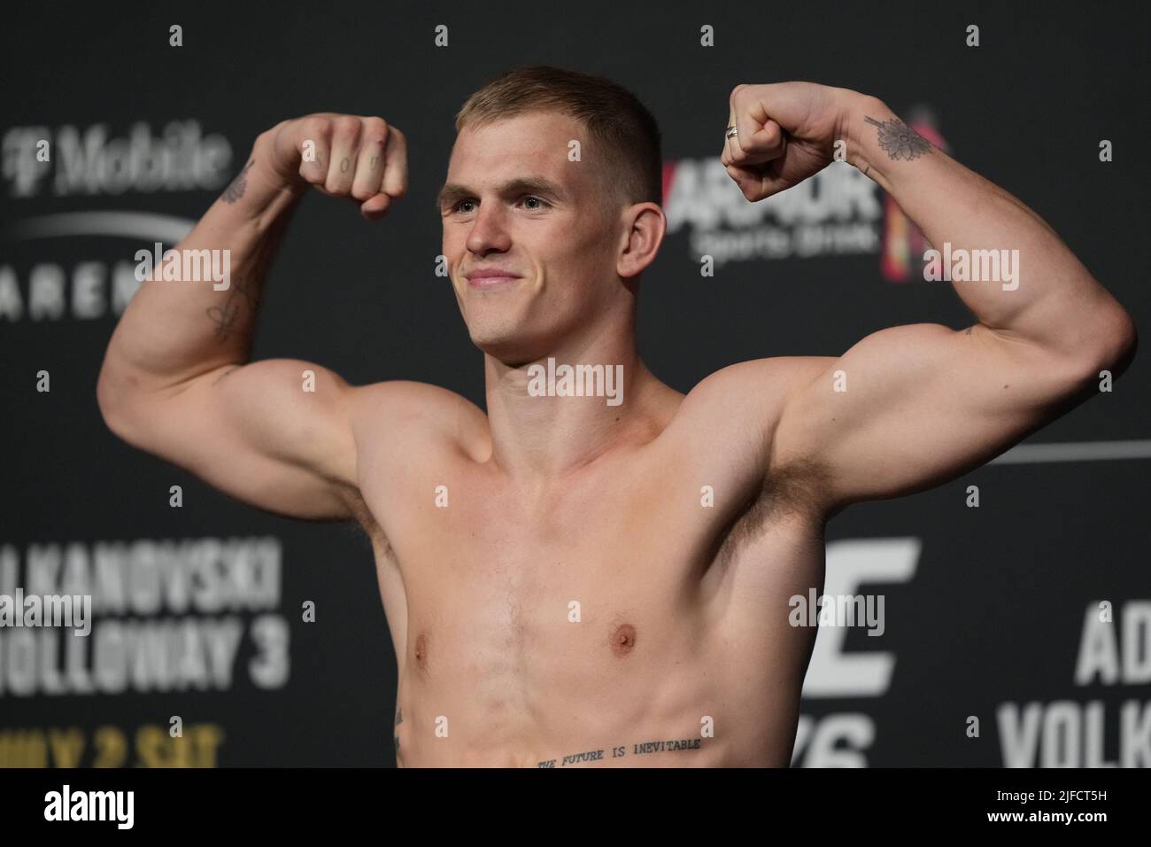 1 LUGLIO 2022, LAS VEGAS, NV, LAS VEGAS, NV, Stati Uniti: LAS VEGAS, NV - Giugno 1: Ian Garry scala per il pesato ufficiale alla T-Mobile Arena per UFC 276 il 1 luglio 2022 a LAS VEGAS, NV, Stati Uniti. (Credit Image: © Louis Grasse/PX Imagens via ZUMA Press Wire) Foto Stock