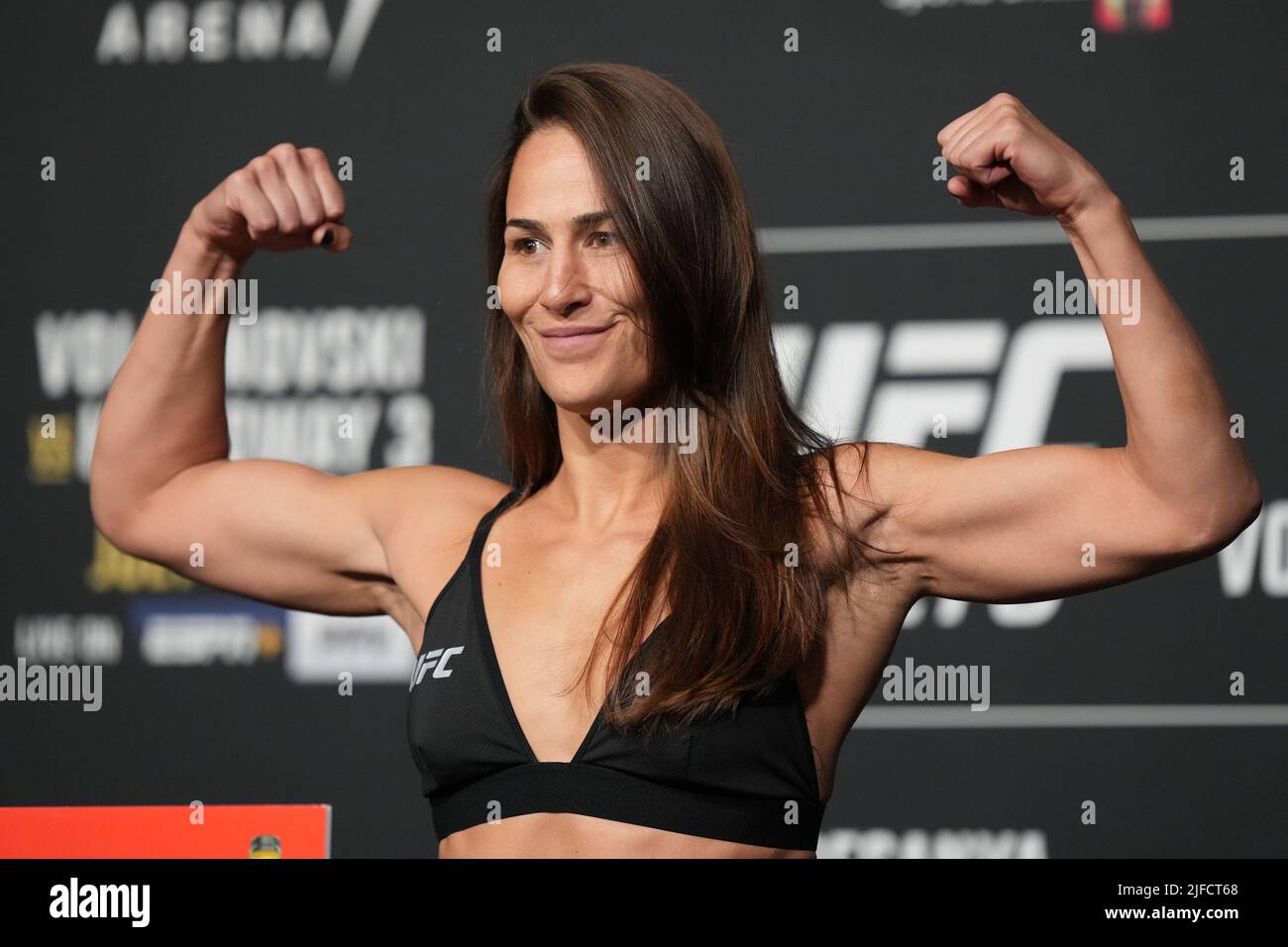 1 LUGLIO 2022, LAS VEGAS, NV, LAS VEGAS, NV, Stati Uniti: LAS VEGAS, NV - Giugno 1: Jessica Eye Steps sulla scala per il pesato ufficiale alla T-Mobile Arena per UFC 276 il 1 luglio 2022 a LAS VEGAS, NV, Stati Uniti. (Credit Image: © Louis Grasse/PX Imagens via ZUMA Press Wire) Foto Stock