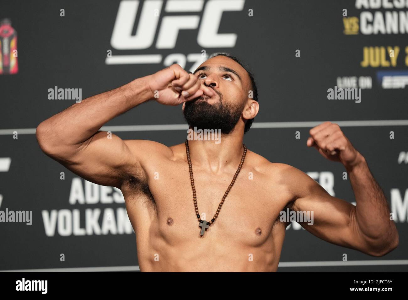 1 LUGLIO 2022, LAS VEGAS, NV, LAS VEGAS, NV, Stati Uniti: LAS VEGAS, NV - Giugno 1: Gabe Green Steps sulla scala per il pesato ufficiale alla T-Mobile Arena per UFC 276 il 1 luglio 2022 a LAS VEGAS, NV, Stati Uniti. (Credit Image: © Louis Grasse/PX Imagens via ZUMA Press Wire) Foto Stock