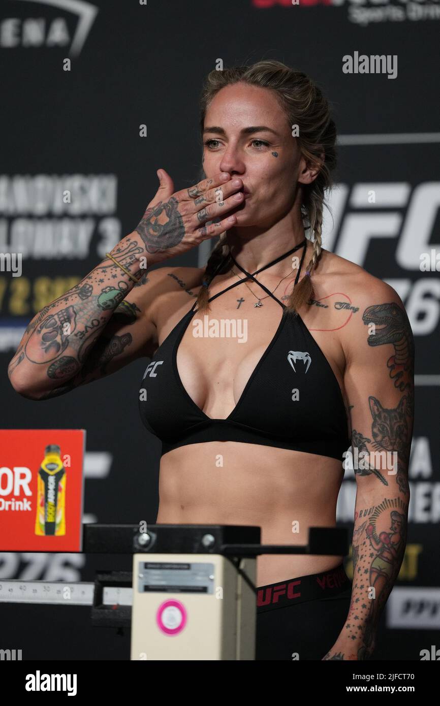 1 LUGLIO 2022, LAS VEGAS, NV, LAS VEGAS, NV, Stati Uniti: LAS VEGAS, NV - Giugno 1: Jessica-Rose Clark scala per i pesati ufficiali alla T-Mobile Arena per UFC 276 il 1 luglio 2022 a LAS VEGAS, NV, Stati Uniti. (Credit Image: © Louis Grasse/PX Imagens via ZUMA Press Wire) Foto Stock