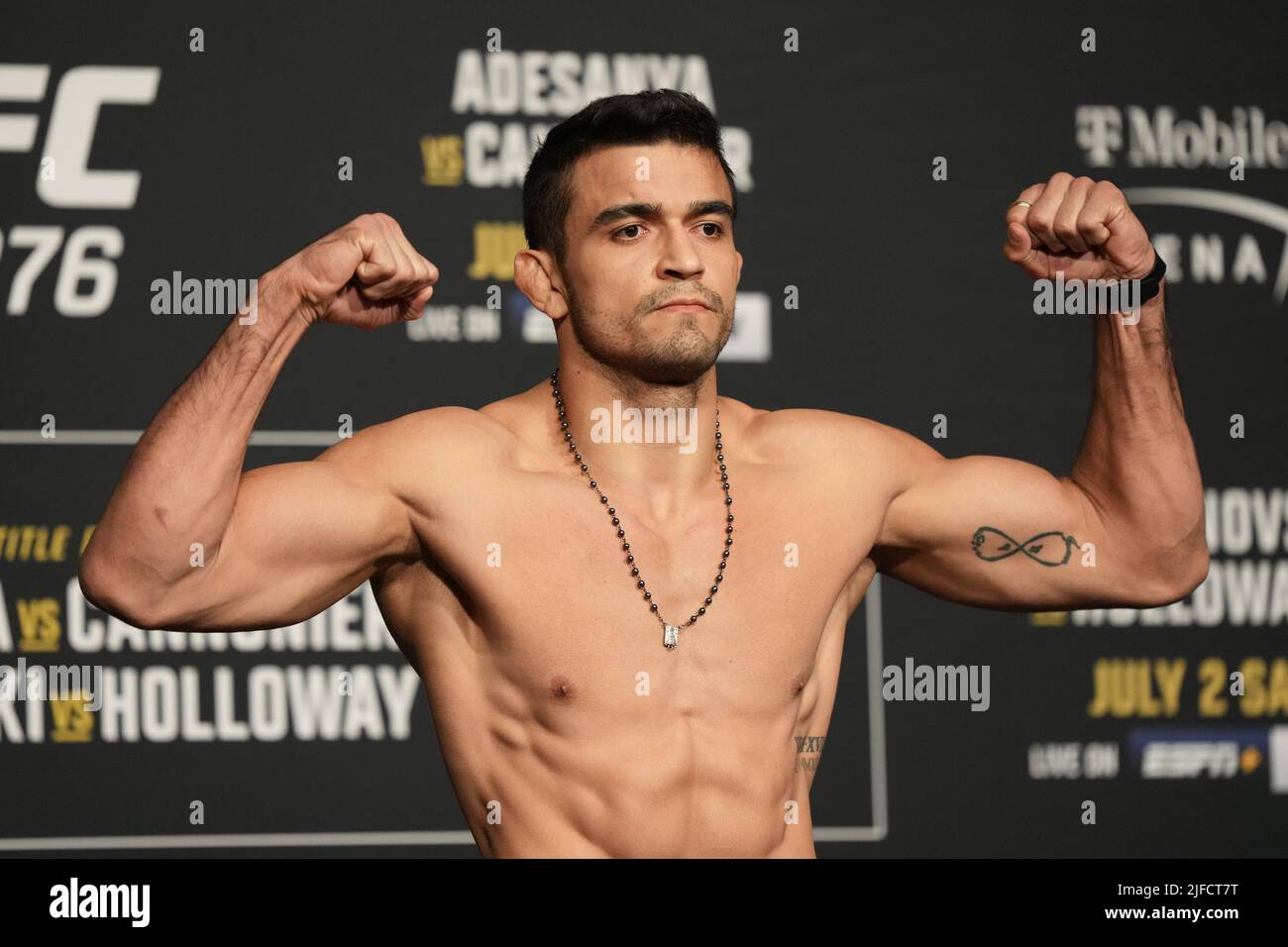 1 LUGLIO 2022, LAS VEGAS, NV, LAS VEGAS, NV, Stati Uniti: LAS VEGAS, NV - Giugno 1: André Muniz scala per il pesato ufficiale alla T-Mobile Arena per UFC 276 il 1 luglio 2022 a LAS VEGAS, NV, Stati Uniti. (Credit Image: © Louis Grasse/PX Imagens via ZUMA Press Wire) Foto Stock