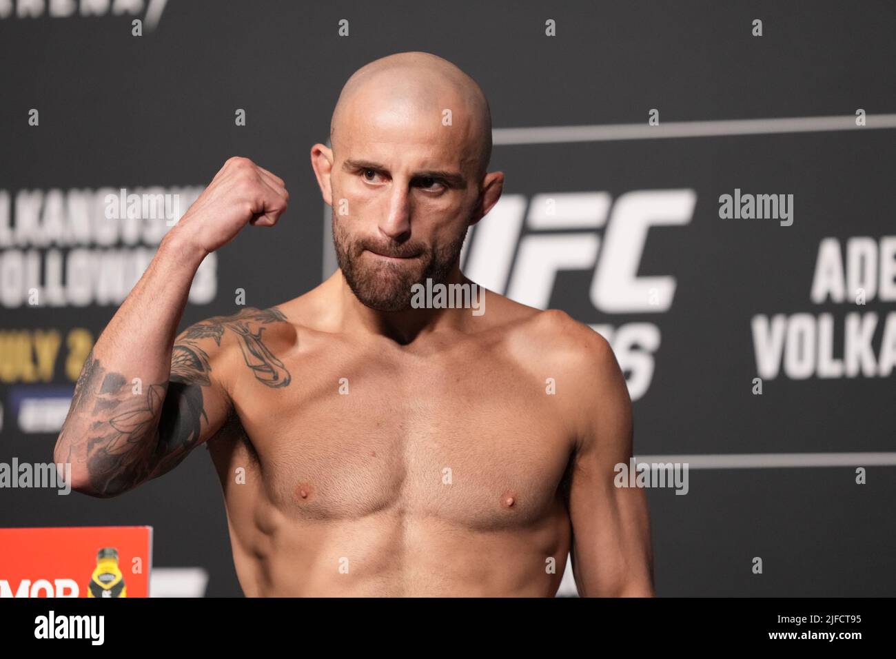 1 LUGLIO 2022, LAS VEGAS, NV, LAS VEGAS, NV, Stati Uniti: LAS VEGAS, NV - Giugno 1: Alexander Volkanovski Steps sulla scala per il pesato ufficiale alla T-Mobile Arena per UFC 276 il 1 luglio 2022 a LAS VEGAS, NV, Stati Uniti. (Credit Image: © Louis Grasse/PX Imagens via ZUMA Press Wire) Foto Stock
