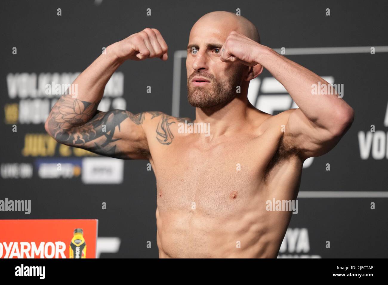 1 LUGLIO 2022, LAS VEGAS, NV, LAS VEGAS, NV, Stati Uniti: LAS VEGAS, NV - Giugno 1: Alexander Volkanovski Steps sulla scala per il pesato ufficiale alla T-Mobile Arena per UFC 276 il 1 luglio 2022 a LAS VEGAS, NV, Stati Uniti. (Credit Image: © Louis Grasse/PX Imagens via ZUMA Press Wire) Foto Stock