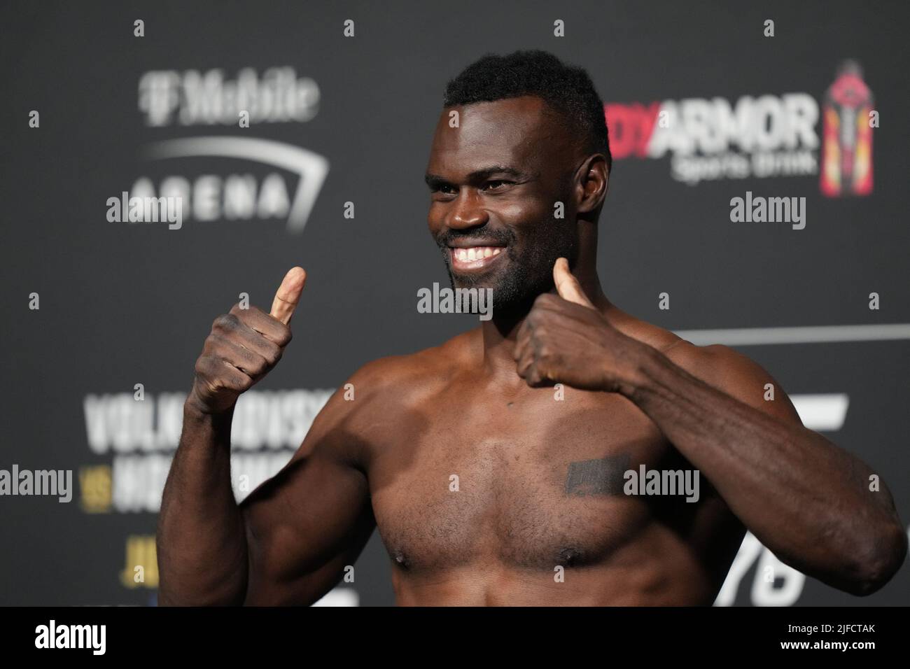 1 LUGLIO 2022, LAS VEGAS, NV, LAS VEGAS, NV, Stati Uniti: LAS VEGAS, NV - Giugno 1: Uriah Hall scala per il pesato ufficiale alla T-Mobile Arena per UFC 276 il 1 luglio 2022 a LAS VEGAS, NV, Stati Uniti. (Credit Image: © Louis Grasse/PX Imagens via ZUMA Press Wire) Foto Stock