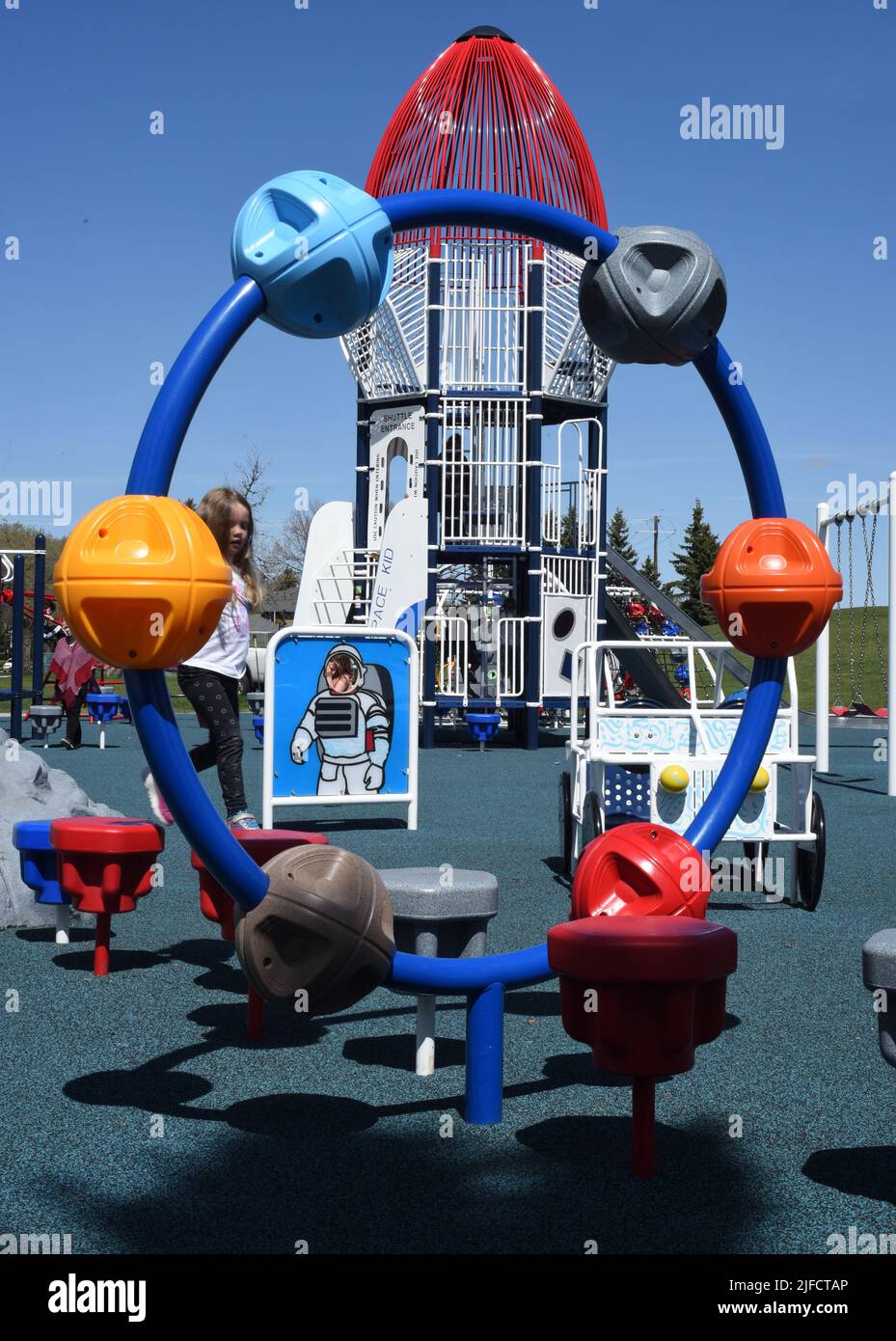 Una vista sul parco giochi per bambini nel Rocketship Park di Edmonton, Alberta, Canada Foto Stock