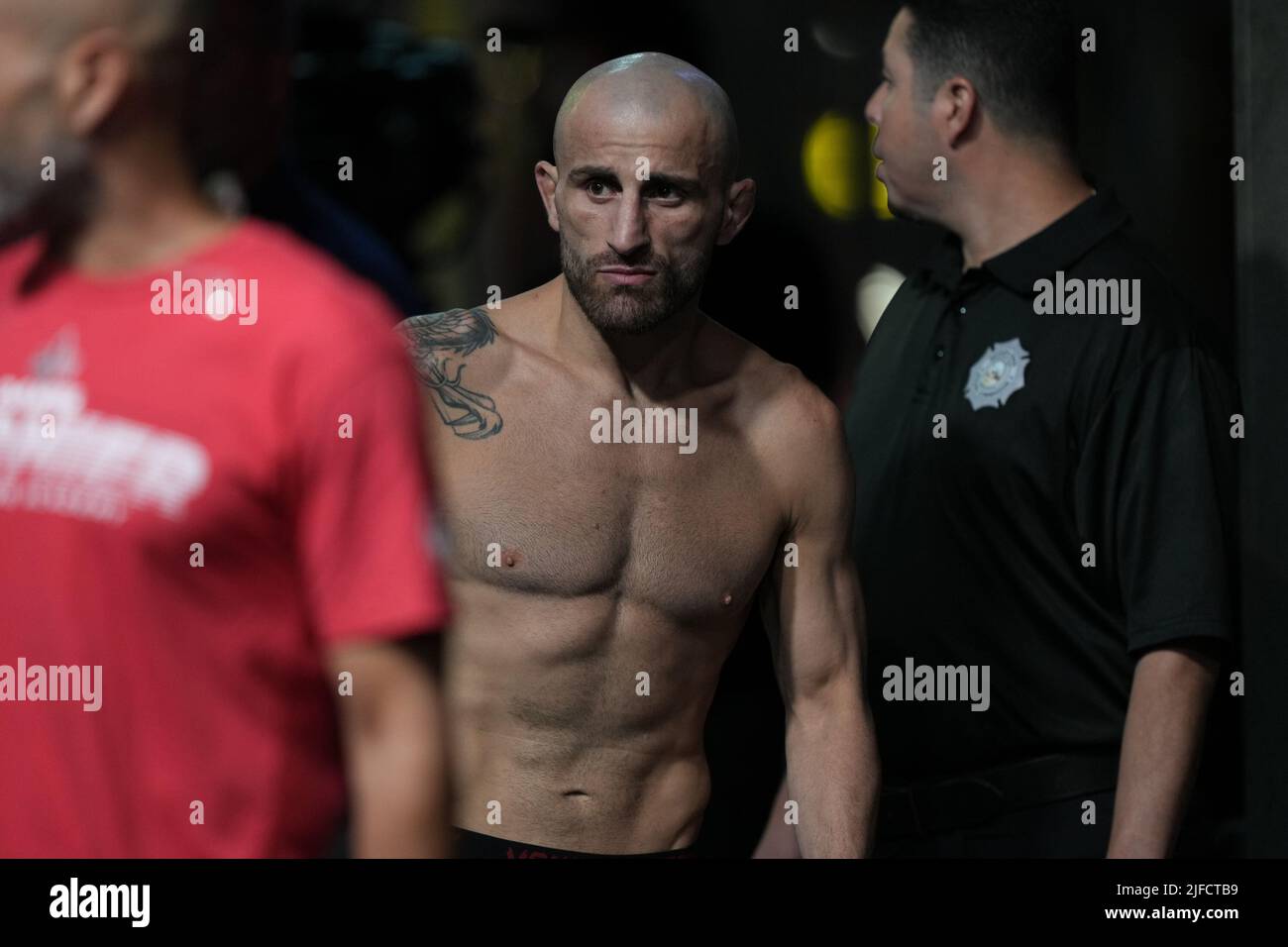 1 LUGLIO 2022, LAS VEGAS, NV, LAS VEGAS, NV, Stati Uniti: LAS VEGAS, NV - Giugno 1: Alexander Volkanovski Steps sulla scala per il pesato ufficiale alla T-Mobile Arena per UFC 276 il 1 luglio 2022 a LAS VEGAS, NV, Stati Uniti. (Credit Image: © Louis Grasse/PX Imagens via ZUMA Press Wire) Foto Stock