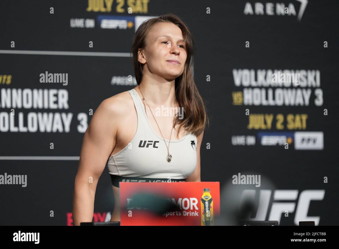 1 LUGLIO 2022, LAS VEGAS, NV, LAS VEGAS, NV, Stati Uniti: LAS VEGAS, NV - Giugno 1: Julija Stoliarenko scala per i pesati ufficiali alla T-Mobile Arena per UFC 276 il 1 luglio 2022 a LAS VEGAS, NV, Stati Uniti. (Credit Image: © Louis Grasse/PX Imagens via ZUMA Press Wire) Foto Stock
