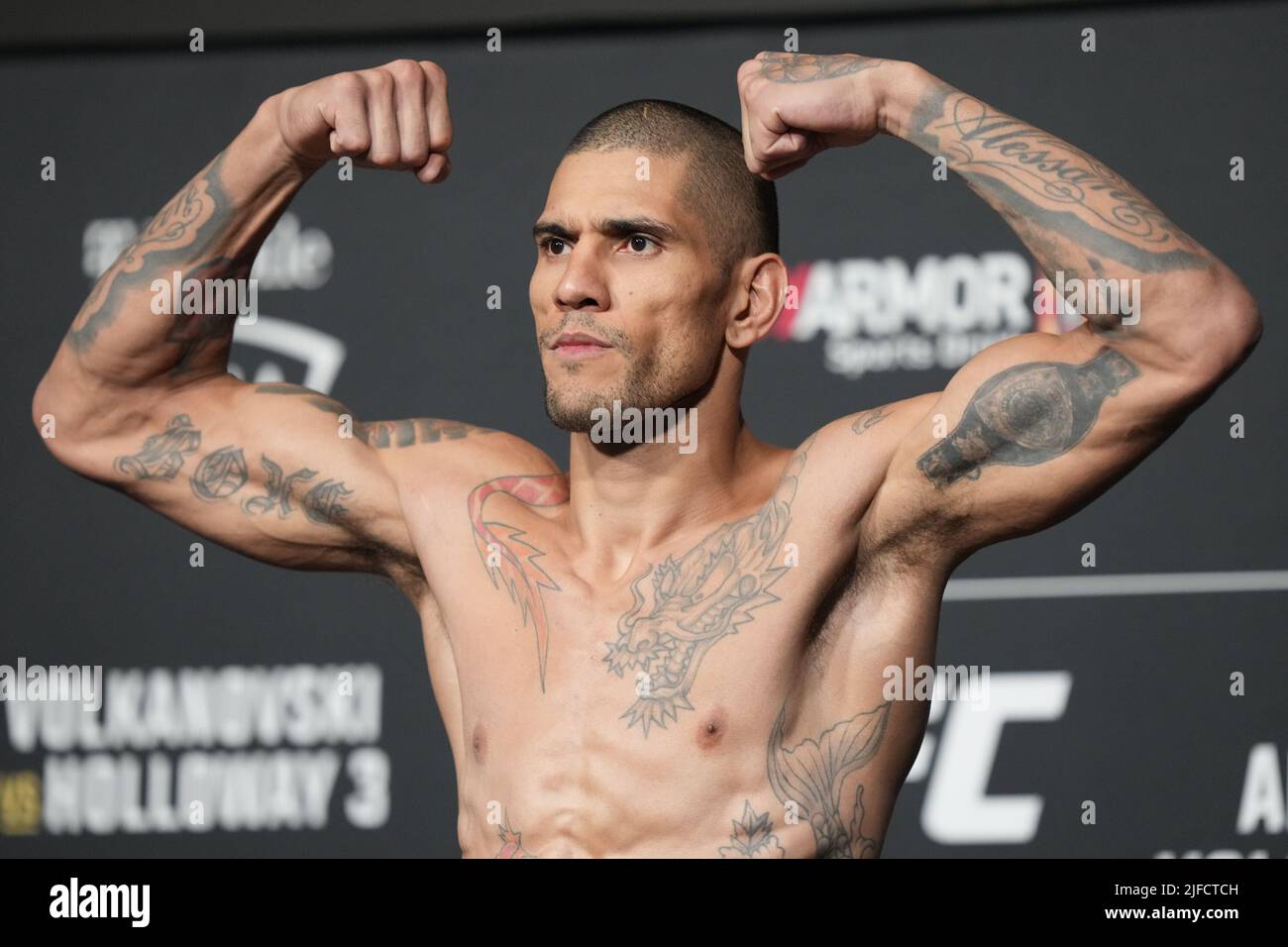 1 LUGLIO 2022, LAS VEGAS, NV, LAS VEGAS, NV, Stati Uniti: LAS VEGAS, NV - Giugno 1: Alex Pereira scala per il pesato ufficiale alla T-Mobile Arena per UFC 276 il 1 luglio 2022 a LAS VEGAS, NV, Stati Uniti. (Credit Image: © Louis Grasse/PX Imagens via ZUMA Press Wire) Foto Stock