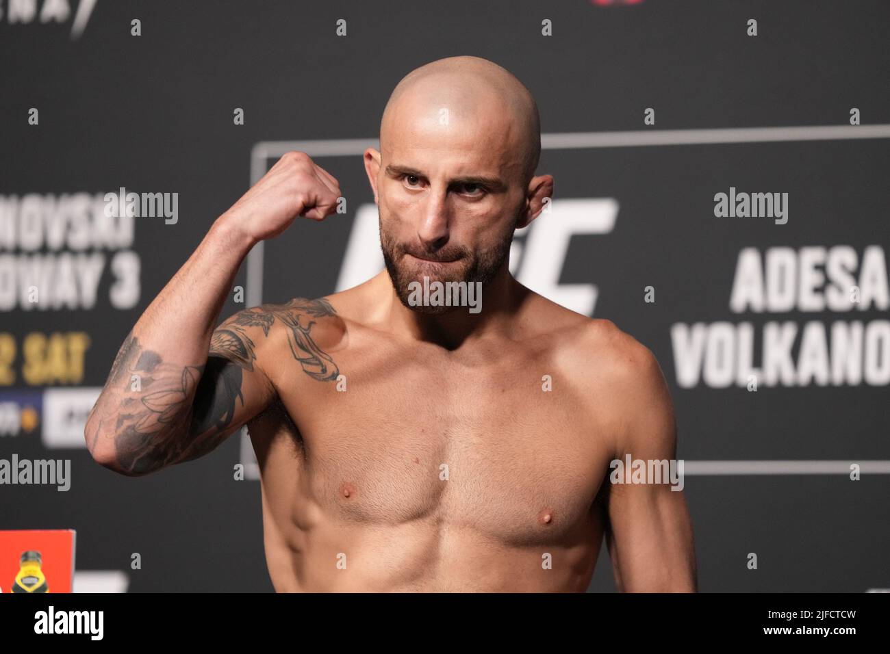 1 LUGLIO 2022, LAS VEGAS, NV, LAS VEGAS, NV, Stati Uniti: LAS VEGAS, NV - Giugno 1: Alexander Volkanovski Steps sulla scala per il pesato ufficiale alla T-Mobile Arena per UFC 276 il 1 luglio 2022 a LAS VEGAS, NV, Stati Uniti. (Credit Image: © Louis Grasse/PX Imagens via ZUMA Press Wire) Foto Stock