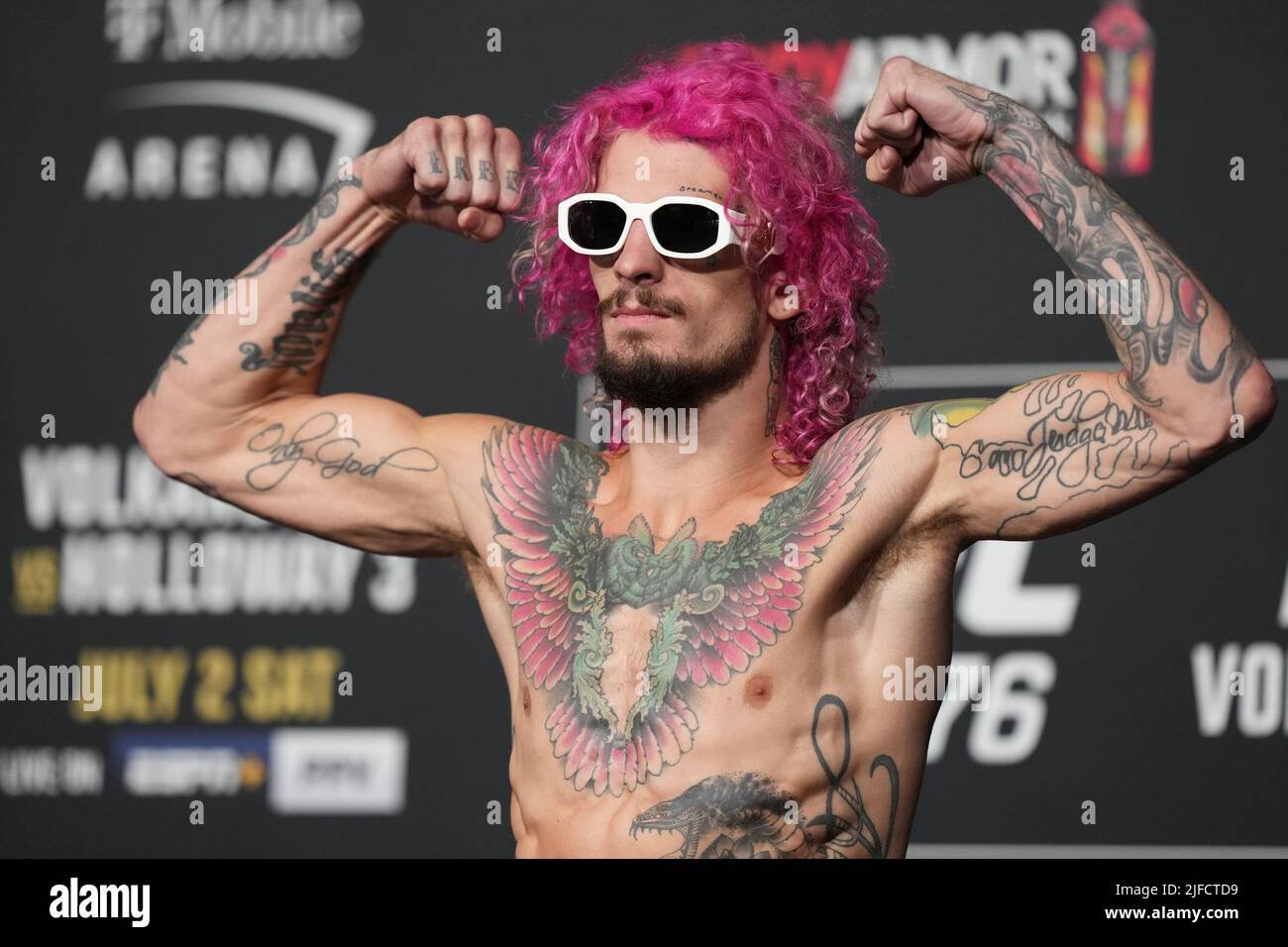 1 LUGLIO 2022, LAS VEGAS, NV, LAS VEGAS, NV, Stati Uniti: LAS VEGAS, NV - Giugno 1: Sean o'Malley scala per il pesato ufficiale alla T-Mobile Arena per UFC 276 il 1 luglio 2022 a LAS VEGAS, NV, Stati Uniti. (Credit Image: © Louis Grasse/PX Imagens via ZUMA Press Wire) Foto Stock