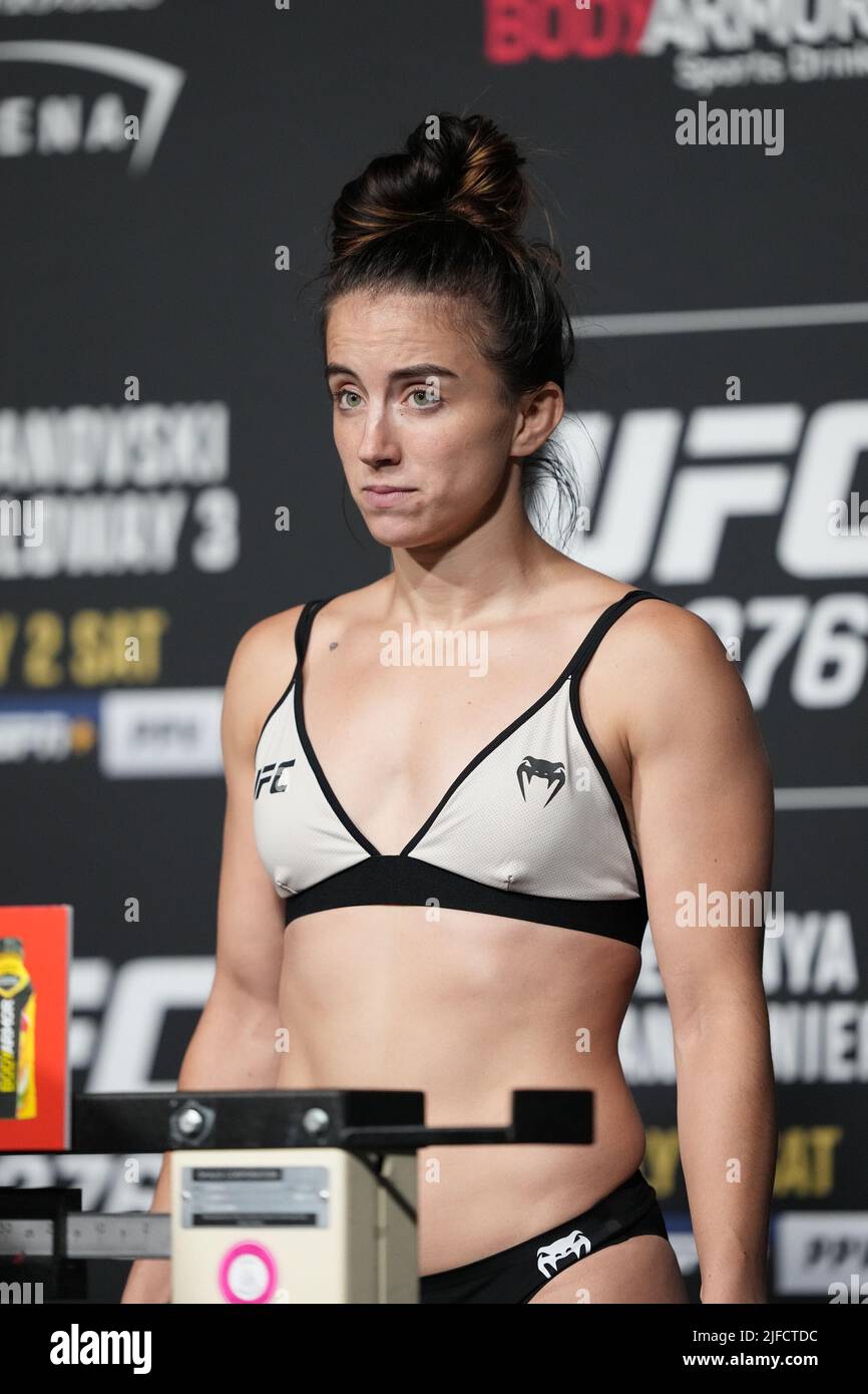 1 LUGLIO 2022, LAS VEGAS, NV, LAS VEGAS, NV, Stati Uniti: LAS VEGAS, NV - Giugno 1: Maycee Barber Steps sulla scala per il pesato ufficiale alla T-Mobile Arena per UFC 276 il 1 luglio 2022 a LAS VEGAS, NV, Stati Uniti. (Credit Image: © Louis Grasse/PX Imagens via ZUMA Press Wire) Foto Stock