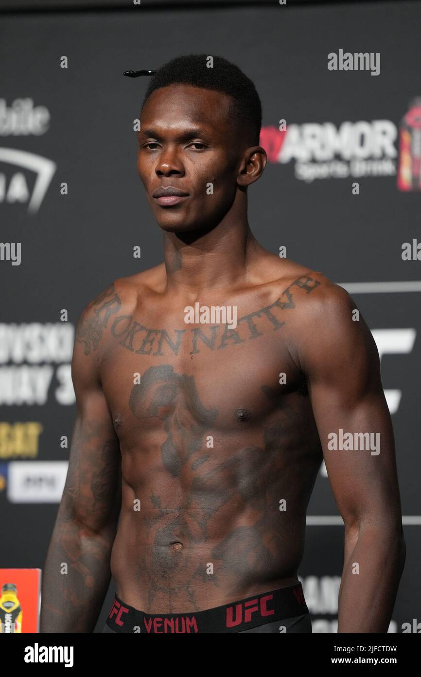 1 LUGLIO 2022, LAS VEGAS, NV, LAS VEGAS, NV, Stati Uniti: LAS VEGAS, NV - Giugno 1: Israele Adesanya scala per i pesati ufficiali alla T-Mobile Arena per UFC 276 il 1 luglio 2022 a LAS VEGAS, NV, Stati Uniti. (Credit Image: © Louis Grasse/PX Imagens via ZUMA Press Wire) Foto Stock