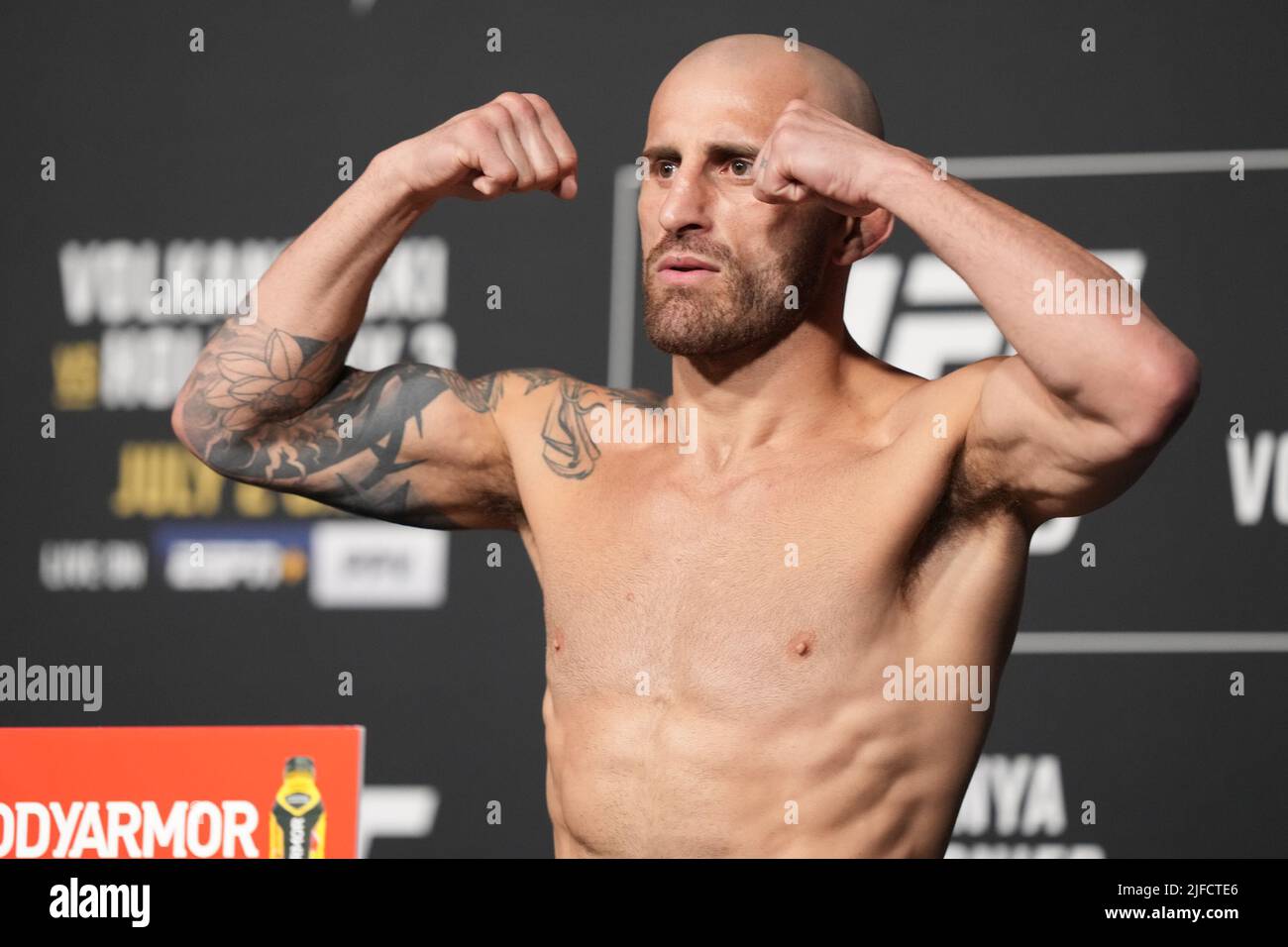 1 LUGLIO 2022, LAS VEGAS, NV, LAS VEGAS, NV, Stati Uniti: LAS VEGAS, NV - Giugno 1: Alexander Volkanovski Steps sulla scala per il pesato ufficiale alla T-Mobile Arena per UFC 276 il 1 luglio 2022 a LAS VEGAS, NV, Stati Uniti. (Credit Image: © Louis Grasse/PX Imagens via ZUMA Press Wire) Foto Stock