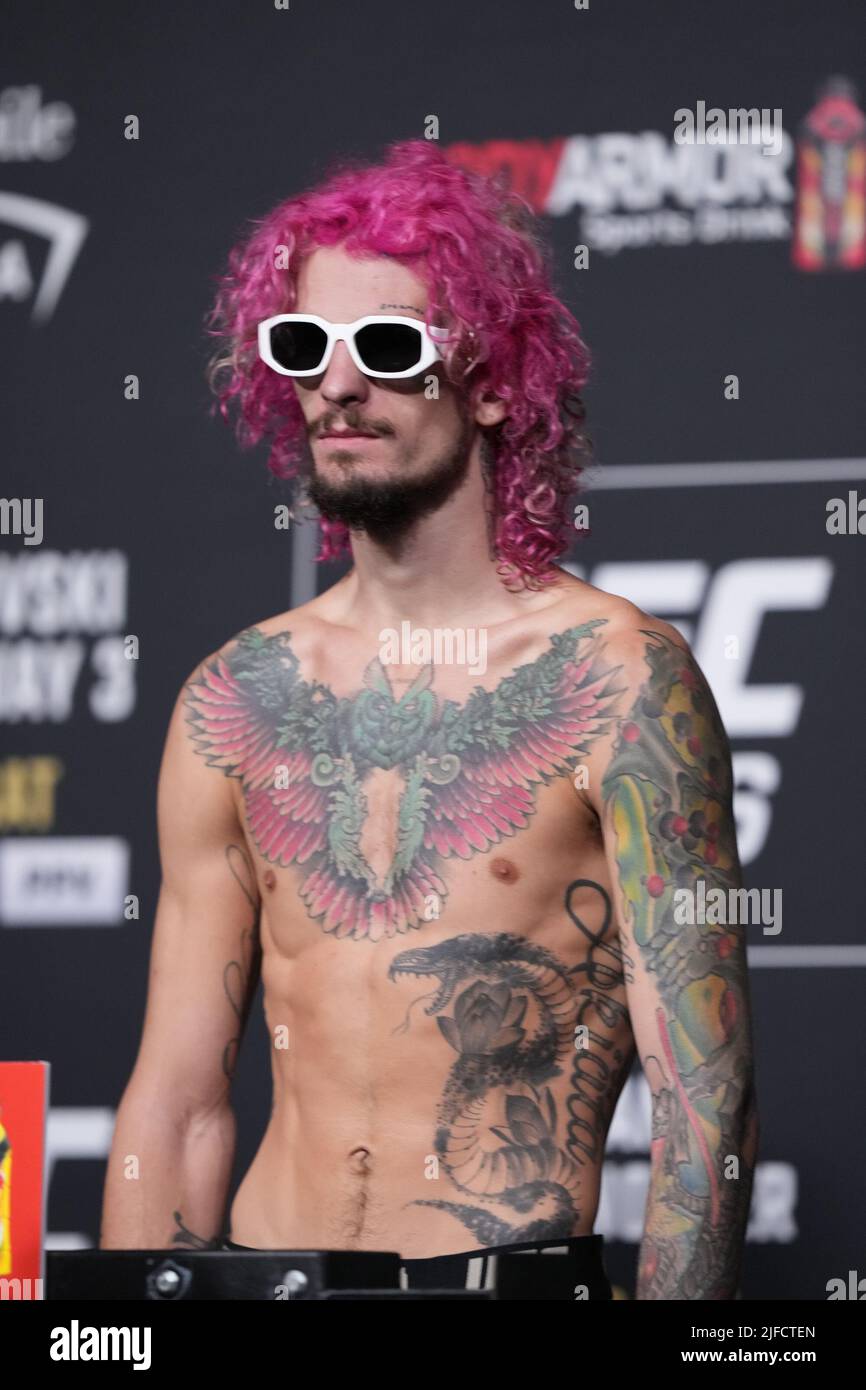 1 LUGLIO 2022, LAS VEGAS, NV, LAS VEGAS, NV, Stati Uniti: LAS VEGAS, NV - Giugno 1: Sean o'Malley scala per il pesato ufficiale alla T-Mobile Arena per UFC 276 il 1 luglio 2022 a LAS VEGAS, NV, Stati Uniti. (Credit Image: © Louis Grasse/PX Imagens via ZUMA Press Wire) Foto Stock
