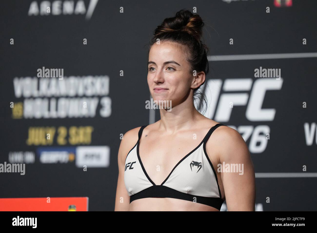 1 LUGLIO 2022, LAS VEGAS, NV, LAS VEGAS, NV, Stati Uniti: LAS VEGAS, NV - Giugno 1: Maycee Barber Steps sulla scala per il pesato ufficiale alla T-Mobile Arena per UFC 276 il 1 luglio 2022 a LAS VEGAS, NV, Stati Uniti. (Credit Image: © Louis Grasse/PX Imagens via ZUMA Press Wire) Foto Stock
