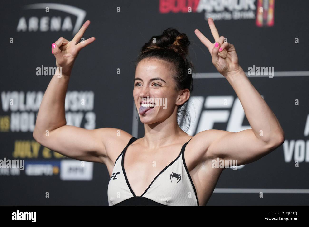 1 LUGLIO 2022, LAS VEGAS, NV, LAS VEGAS, NV, Stati Uniti: LAS VEGAS, NV - Giugno 1: Maycee Barber Steps sulla scala per il pesato ufficiale alla T-Mobile Arena per UFC 276 il 1 luglio 2022 a LAS VEGAS, NV, Stati Uniti. (Credit Image: © Louis Grasse/PX Imagens via ZUMA Press Wire) Foto Stock
