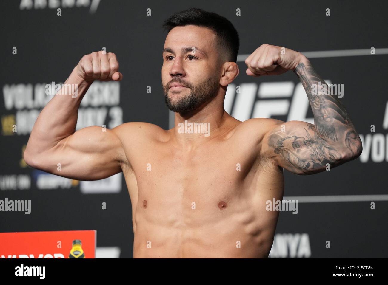1 LUGLIO 2022, LAS VEGAS, NV, LAS VEGAS, NV, Stati Uniti: LAS VEGAS, NV - Giugno 1: Pedro Munhoz scala per il pesato ufficiale alla T-Mobile Arena per UFC 276 il 1 luglio 2022 a LAS VEGAS, NV, Stati Uniti. (Credit Image: © Louis Grasse/PX Imagens via ZUMA Press Wire) Foto Stock