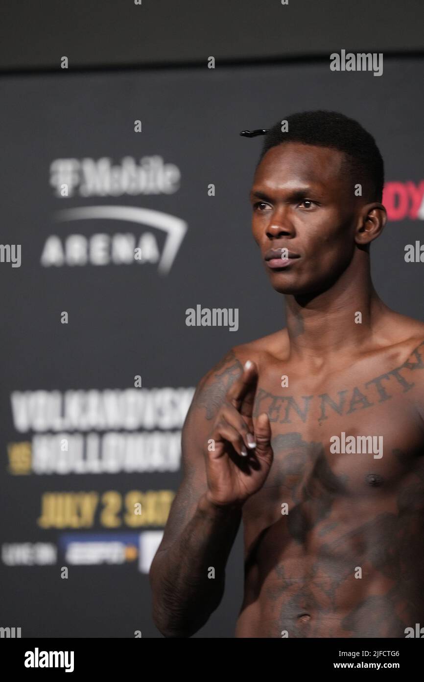 1 LUGLIO 2022, LAS VEGAS, NV, LAS VEGAS, NV, Stati Uniti: LAS VEGAS, NV - Giugno 1: Israele Adesanya scala per i pesati ufficiali alla T-Mobile Arena per UFC 276 il 1 luglio 2022 a LAS VEGAS, NV, Stati Uniti. (Credit Image: © Louis Grasse/PX Imagens via ZUMA Press Wire) Foto Stock