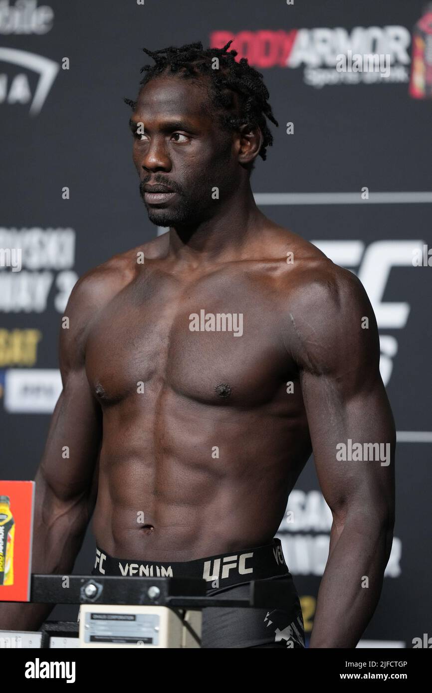 1 LUGLIO 2022, LAS VEGAS, NV, LAS VEGAS, NV, Stati Uniti: LAS VEGAS, NV - Giugno 1: Jared Cannonier scala per il pesato ufficiale alla T-Mobile Arena per UFC 276 il 1 luglio 2022 a LAS VEGAS, NV, Stati Uniti. (Credit Image: © Louis Grasse/PX Imagens via ZUMA Press Wire) Foto Stock