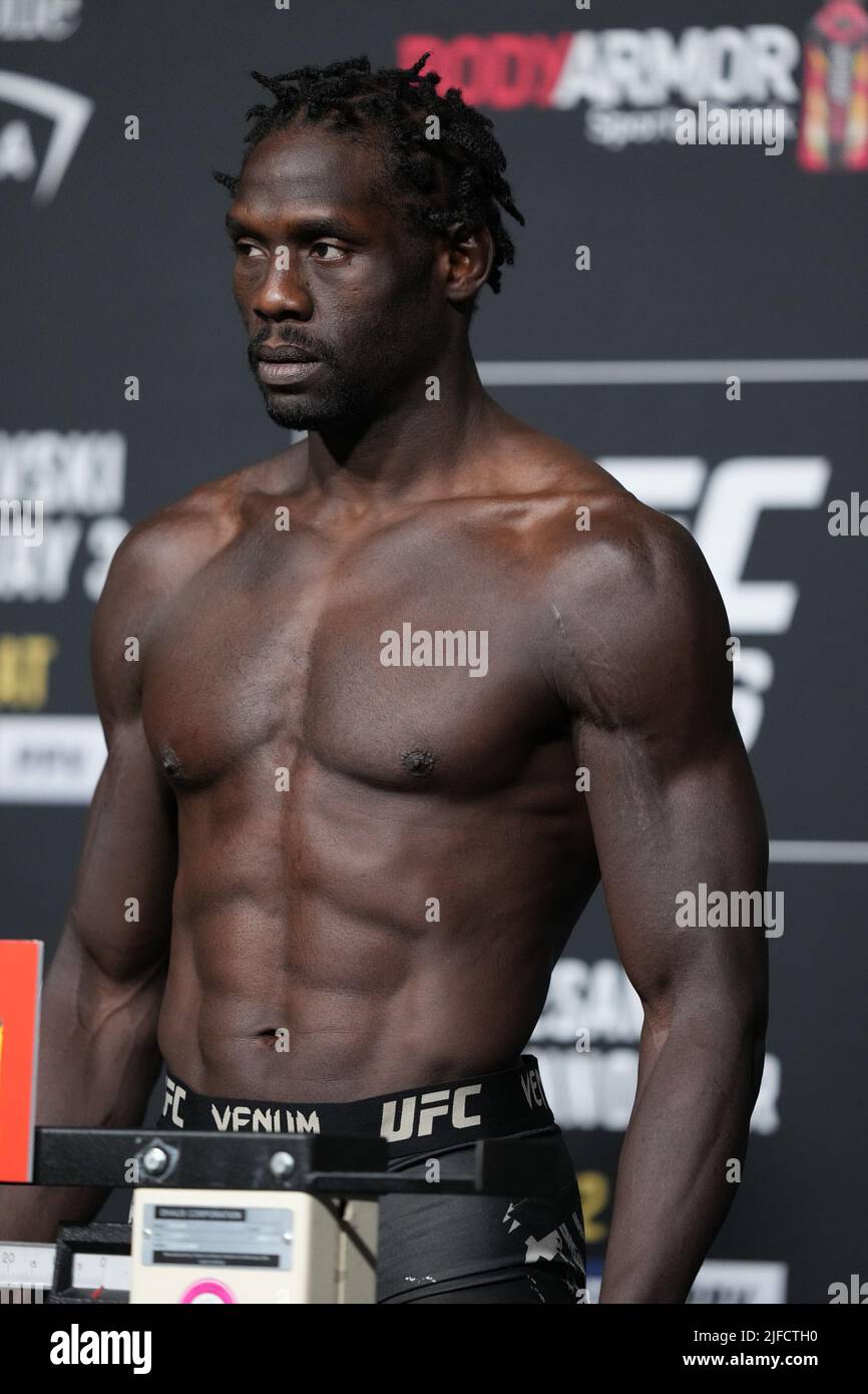 1 LUGLIO 2022, LAS VEGAS, NV, LAS VEGAS, NV, Stati Uniti: LAS VEGAS, NV - Giugno 1: Jared Cannonier scala per il pesato ufficiale alla T-Mobile Arena per UFC 276 il 1 luglio 2022 a LAS VEGAS, NV, Stati Uniti. (Credit Image: © Louis Grasse/PX Imagens via ZUMA Press Wire) Foto Stock