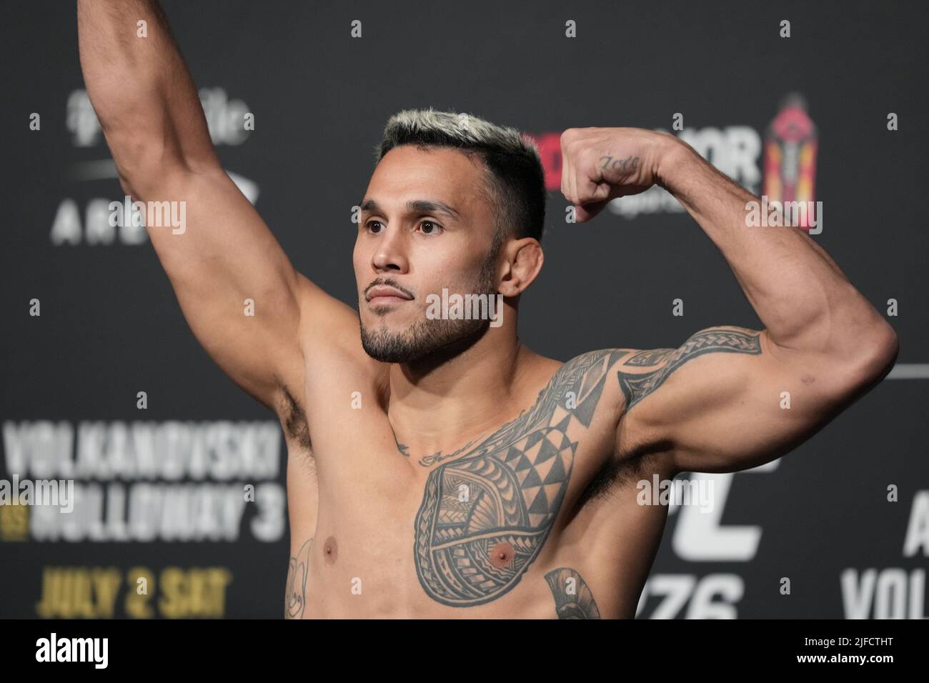 1 LUGLIO 2022, LAS VEGAS, NV, LAS VEGAS, NV, Stati Uniti: LAS VEGAS, NV - Giugno 1: Brad Tavares scala per il pesato ufficiale alla T-Mobile Arena per UFC 276 il 1 luglio 2022 a LAS VEGAS, NV, Stati Uniti. (Credit Image: © Louis Grasse/PX Imagens via ZUMA Press Wire) Foto Stock