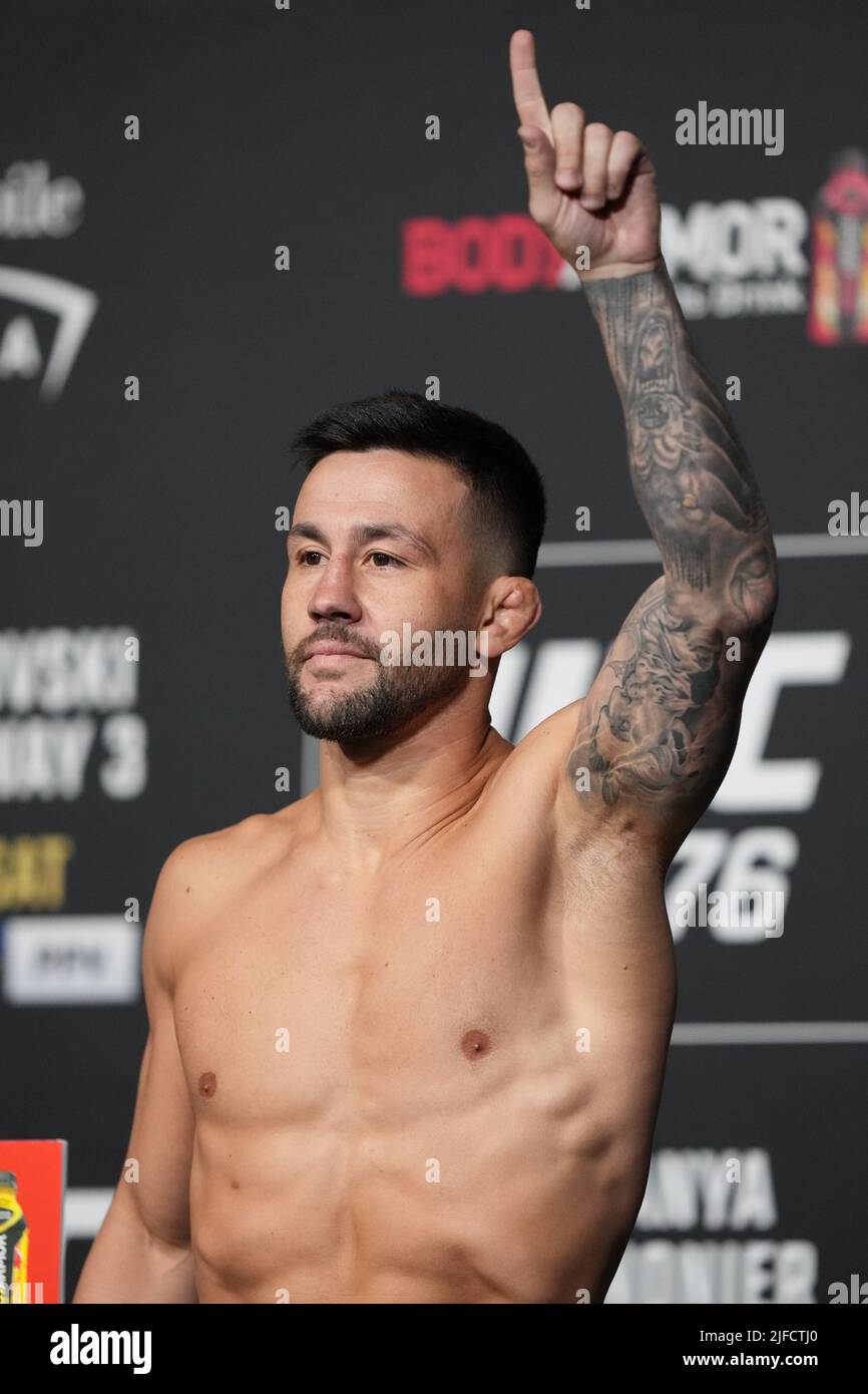 1 LUGLIO 2022, LAS VEGAS, NV, LAS VEGAS, NV, Stati Uniti: LAS VEGAS, NV - Giugno 1: Pedro Munhoz scala per il pesato ufficiale alla T-Mobile Arena per UFC 276 il 1 luglio 2022 a LAS VEGAS, NV, Stati Uniti. (Credit Image: © Louis Grasse/PX Imagens via ZUMA Press Wire) Foto Stock
