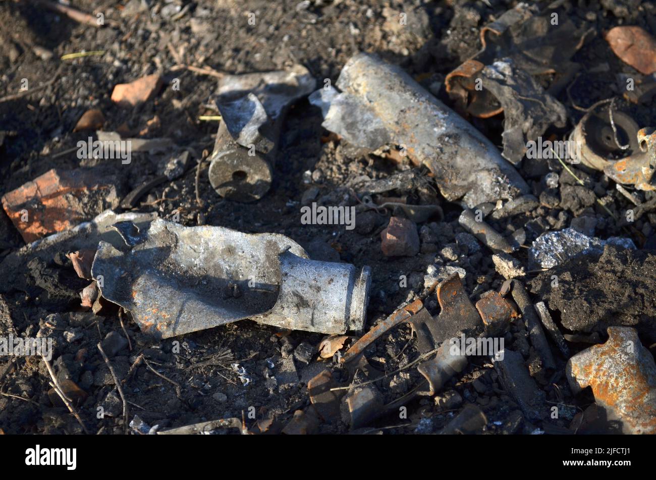 Dmytrivka, regione di Kiev, Ucraina - 14 aprile 2022: Maniche da munizioni detonate di occupanti russi come risultato ostilità attive nella regione di Kiev Foto Stock
