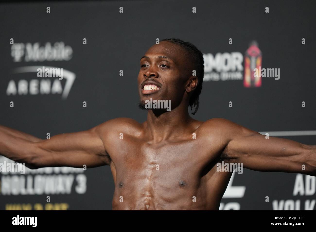 1 LUGLIO 2022, LAS VEGAS, NV, LAS VEGAS, NV, Stati Uniti: LAS VEGAS, NV - Giugno 1: Jalin Turner scala per il pesato ufficiale alla T-Mobile Arena per UFC 276 il 1 luglio 2022 a LAS VEGAS, NV, Stati Uniti. (Credit Image: © Louis Grasse/PX Imagens via ZUMA Press Wire) Foto Stock