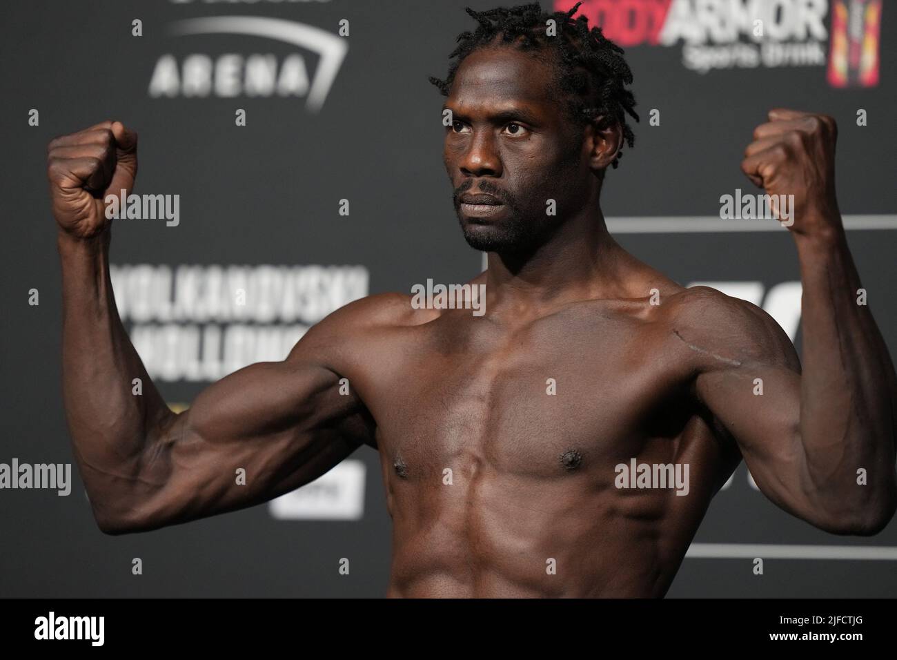1 LUGLIO 2022, LAS VEGAS, NV, LAS VEGAS, NV, Stati Uniti: LAS VEGAS, NV - Giugno 1: Jared Cannonier scala per il pesato ufficiale alla T-Mobile Arena per UFC 276 il 1 luglio 2022 a LAS VEGAS, NV, Stati Uniti. (Credit Image: © Louis Grasse/PX Imagens via ZUMA Press Wire) Foto Stock