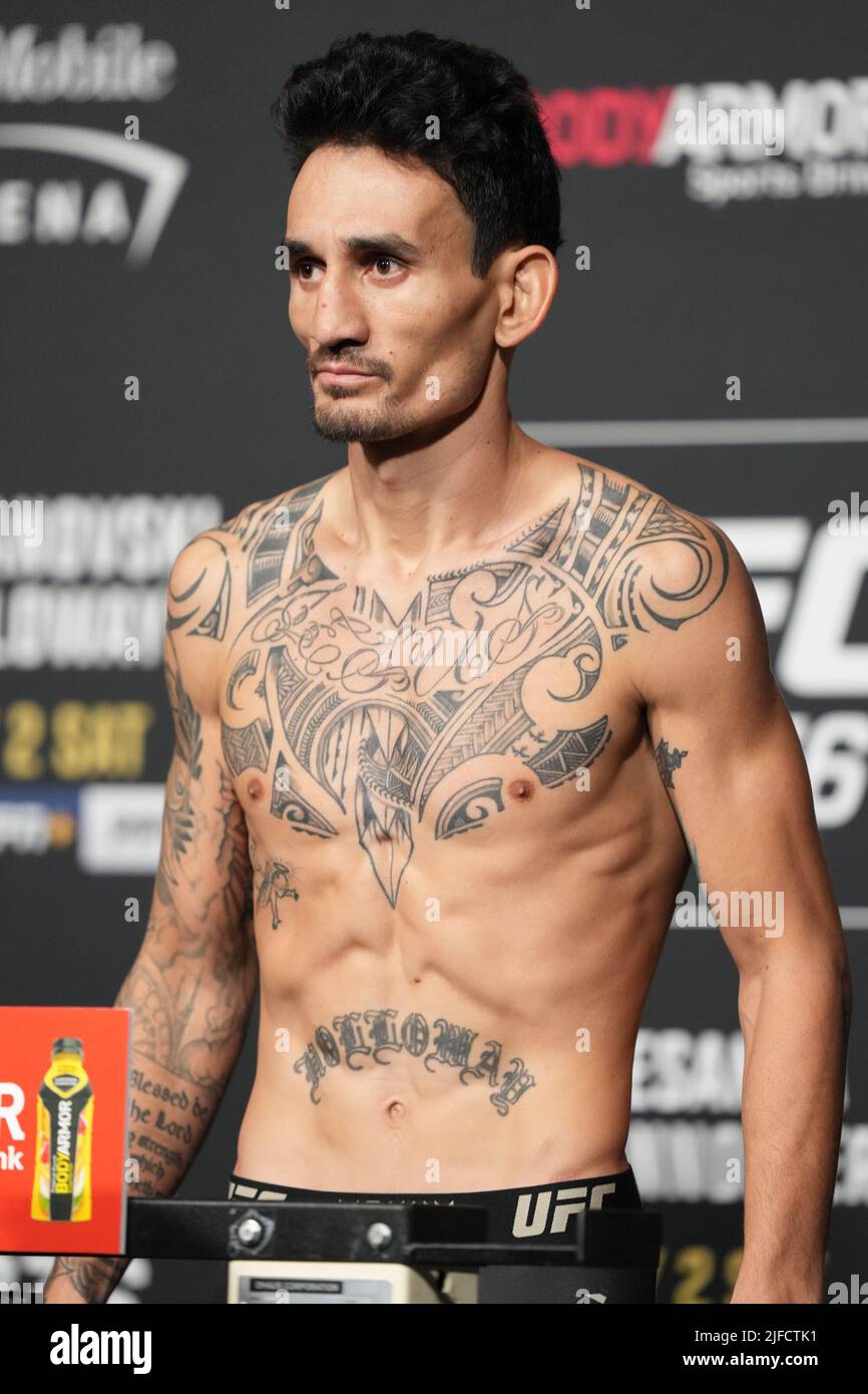 1 LUGLIO 2022, LAS VEGAS, NV, LAS VEGAS, NV, Stati Uniti: LAS VEGAS, NV - Giugno 1: Max Halloway scala per il pesato ufficiale alla T-Mobile Arena per UFC 276 il 1 luglio 2022 a LAS VEGAS, NV, Stati Uniti. (Credit Image: © Louis Grasse/PX Imagens via ZUMA Press Wire) Foto Stock