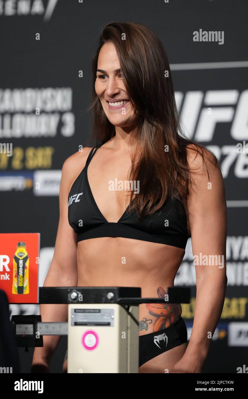1 LUGLIO 2022, LAS VEGAS, NV, LAS VEGAS, NV, Stati Uniti: LAS VEGAS, NV - Giugno 1: Jessica Eye Steps sulla scala per il pesato ufficiale alla T-Mobile Arena per UFC 276 il 1 luglio 2022 a LAS VEGAS, NV, Stati Uniti. (Credit Image: © Louis Grasse/PX Imagens via ZUMA Press Wire) Foto Stock
