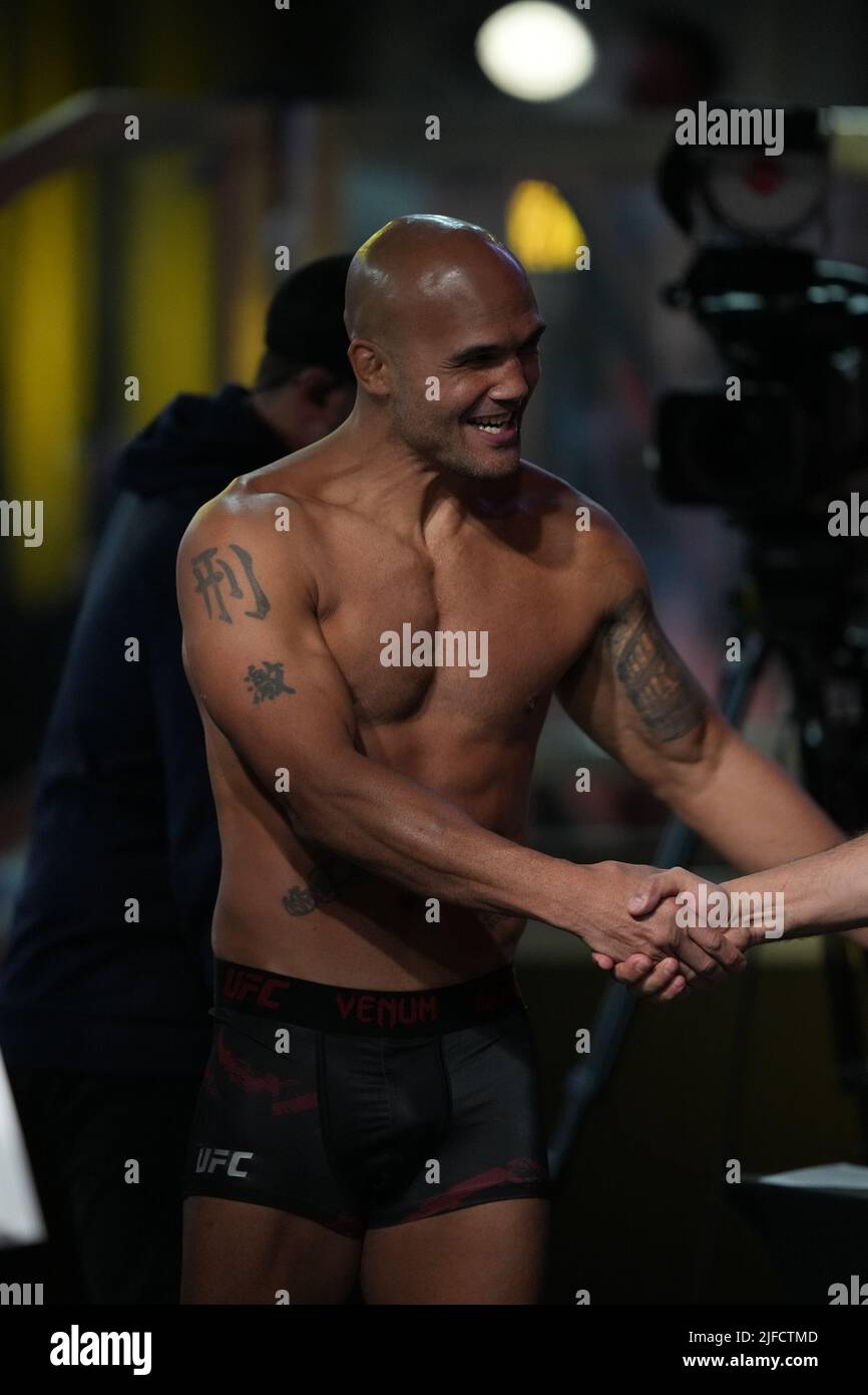 1 LUGLIO 2022, LAS VEGAS, NV, LAS VEGAS, NV, Stati Uniti: LAS VEGAS, NV - Giugno 1: Robbie Lawler scala per i pesati ufficiali alla T-Mobile Arena per UFC 276 il 1 luglio 2022 a LAS VEGAS, NV, Stati Uniti. (Credit Image: © Louis Grasse/PX Imagens via ZUMA Press Wire) Foto Stock