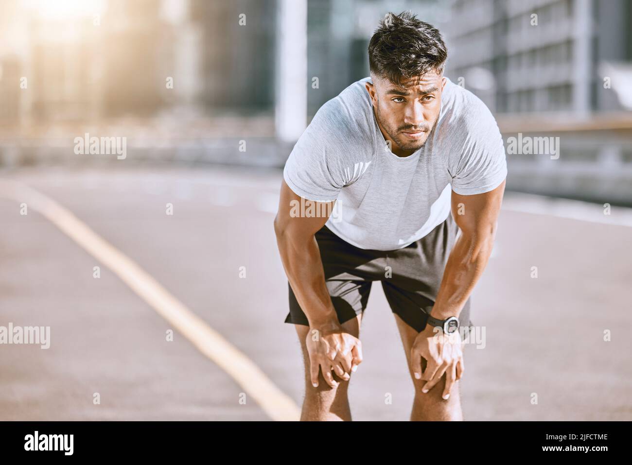 Fit giovane uomo fuori per una corsa in città. Fit giovane uomo fuori per una corsa in città. Foto Stock