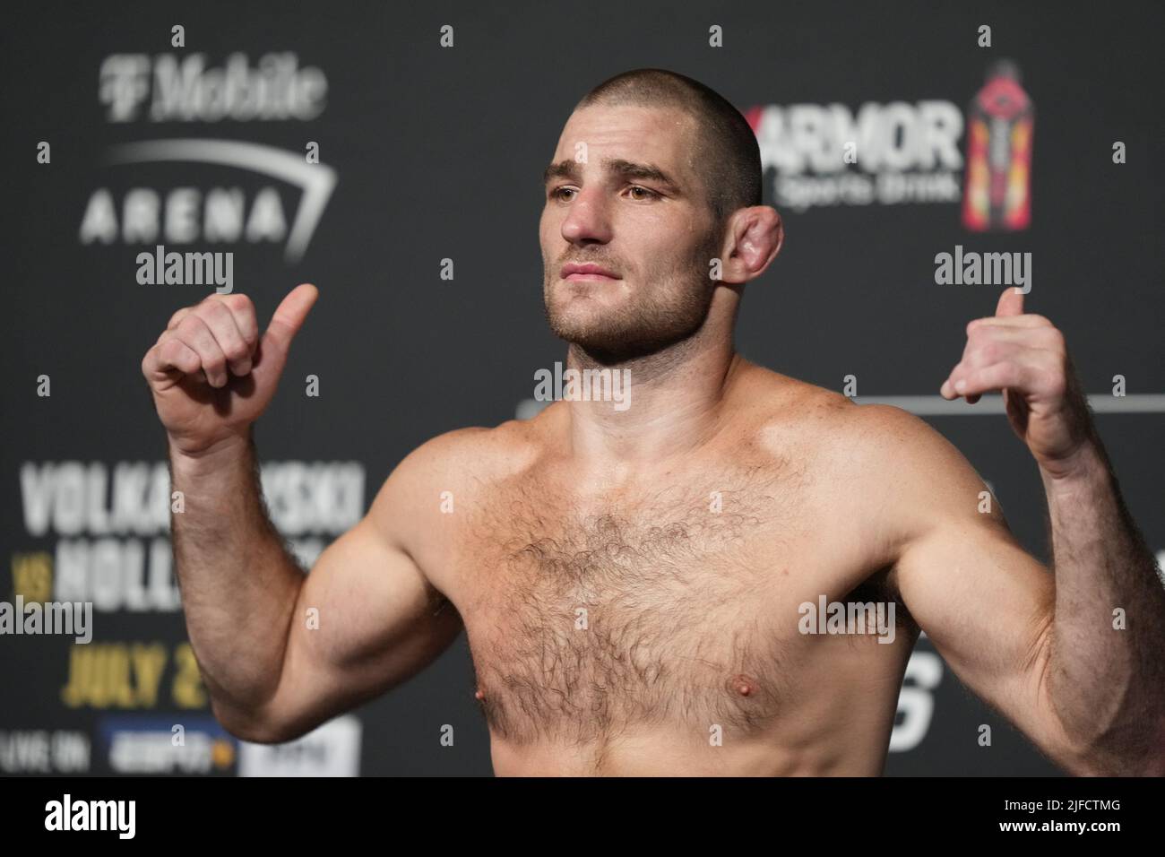 1 LUGLIO 2022, LAS VEGAS, NV, LAS VEGAS, NV, Stati Uniti: LAS VEGAS, NV - Giugno 1: Sean Strickland Steps sulla scala per il pesato ufficiale alla T-Mobile Arena per UFC 276 il 1 luglio 2022 a LAS VEGAS, NV, Stati Uniti. (Credit Image: © Louis Grasse/PX Imagens via ZUMA Press Wire) Foto Stock