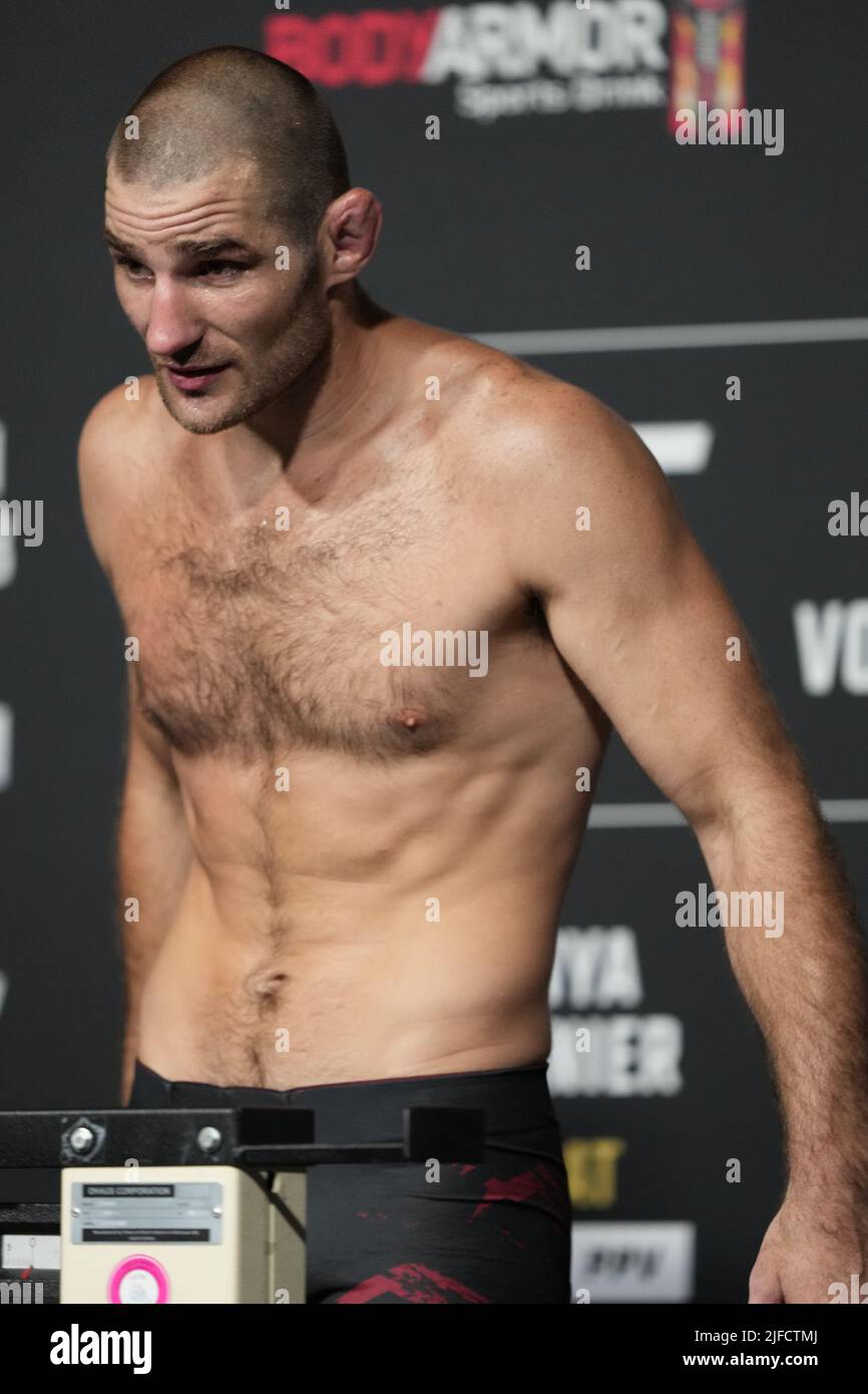 1 LUGLIO 2022, LAS VEGAS, NV, LAS VEGAS, NV, Stati Uniti: LAS VEGAS, NV - Giugno 1: Sean Strickland Steps sulla scala per il pesato ufficiale alla T-Mobile Arena per UFC 276 il 1 luglio 2022 a LAS VEGAS, NV, Stati Uniti. (Credit Image: © Louis Grasse/PX Imagens via ZUMA Press Wire) Foto Stock