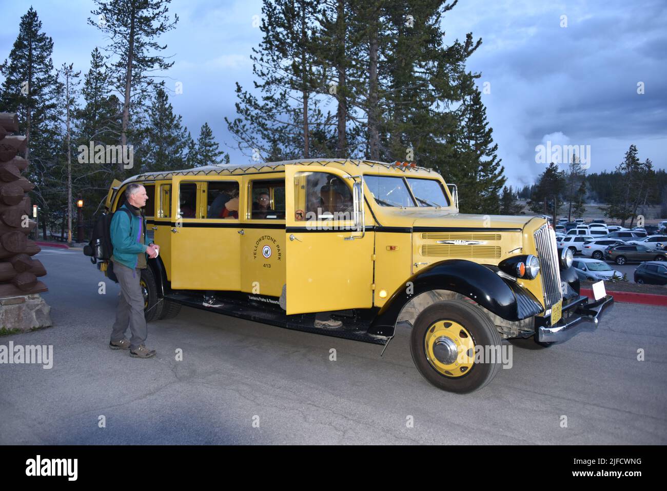 Parco Nazionale di Yellowstone. USA. 5/21-26/2022. Vintage 1936 White Touring Car (soprannome di Jammer); modello 706, 12 posti. Parco di Yellowstone #413. Foto Stock