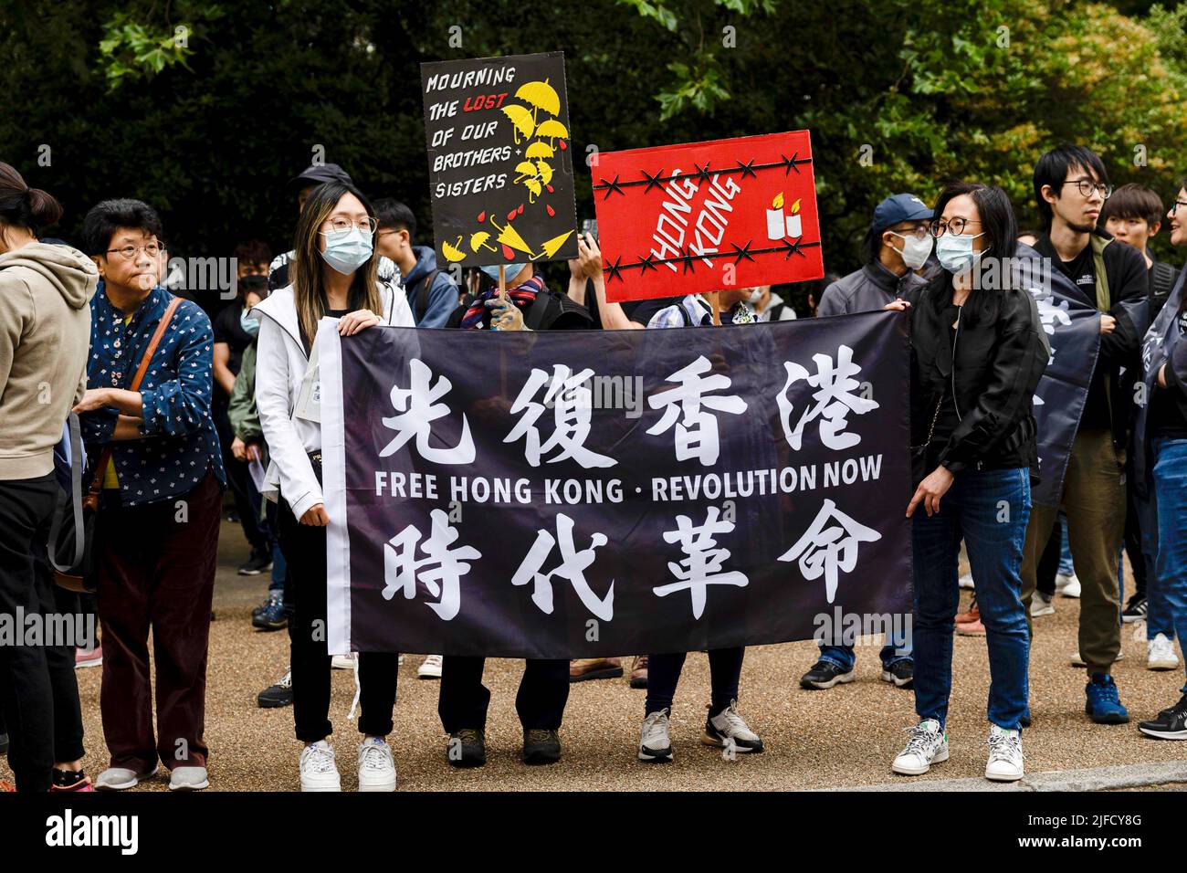 Londra, Regno Unito. 01st luglio 2022. I manifestanti sono visti tenere una bandiera di 'Free Hong Kong, Revolution Now' durante un raduno fuori dall'Ufficio economico e commerciale di Hong Kong a Londra. Centinaia di hongkonger residenti a Londra si sono riuniti in occasione del 25th anniversario della consegna di Hong Kong per protestare contro il regime autoritario del Partito comunitario cinese. Credit: SOPA Images Limited/Alamy Live News Foto Stock