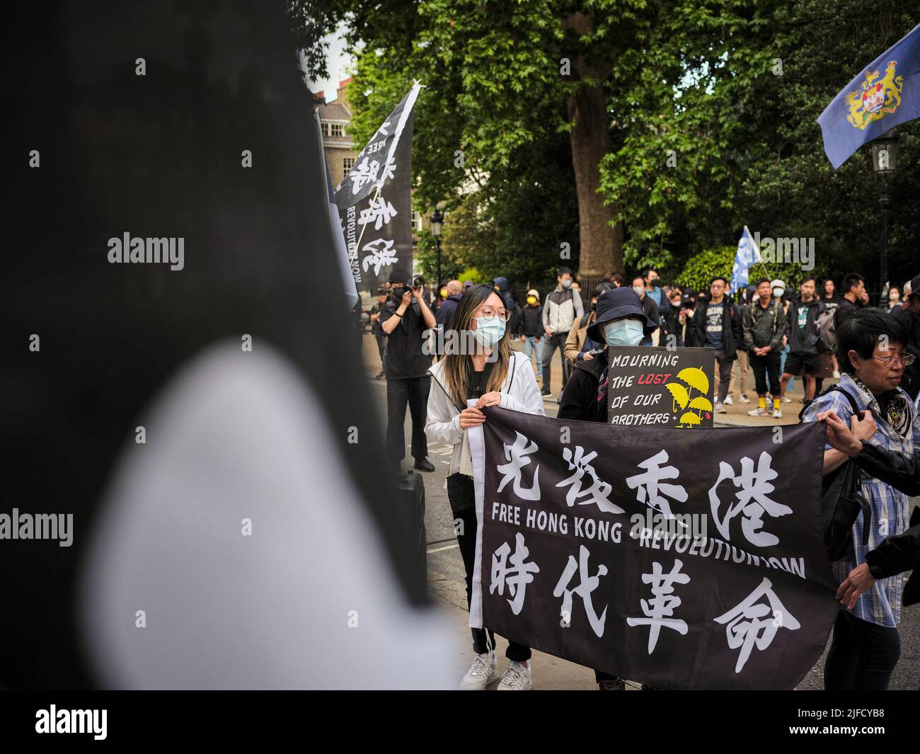 Londra, Regno Unito. 01st luglio 2022. I manifestanti hanno una bandiera di 'Free Hong Kong, Revolution Now' durante un raduno fuori dall'Ufficio economico e commerciale di Hong Kong a Londra. Centinaia di hongkonger residenti a Londra si sono riuniti in occasione del 25th anniversario della consegna di Hong Kong per protestare contro il regime autoritario del Partito comunitario cinese. Credit: SOPA Images Limited/Alamy Live News Foto Stock