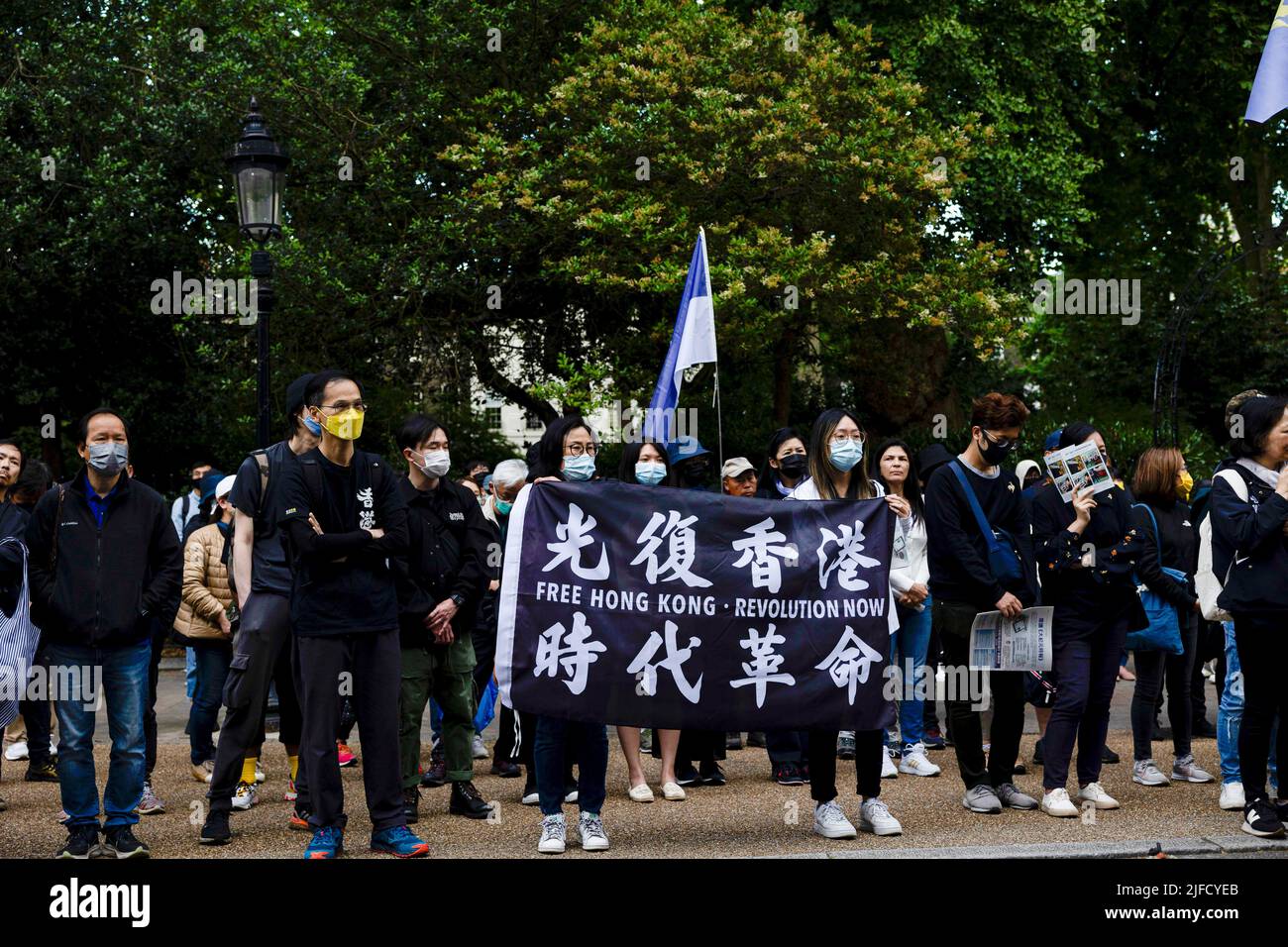 Londra, Regno Unito. 01st luglio 2022. I manifestanti sono visti tenere una bandiera di 'Free Hong Kong, Revolution Now' durante un raduno fuori dall'Ufficio economico e commerciale di Hong Kong a Londra. Centinaia di hongkonger residenti a Londra si sono riuniti in occasione del 25th anniversario della consegna di Hong Kong per protestare contro il regime autoritario del Partito comunitario cinese. (Foto di Hesther ng/SOPA Images/Sipa USA) Credit: Sipa USA/Alamy Live News Foto Stock