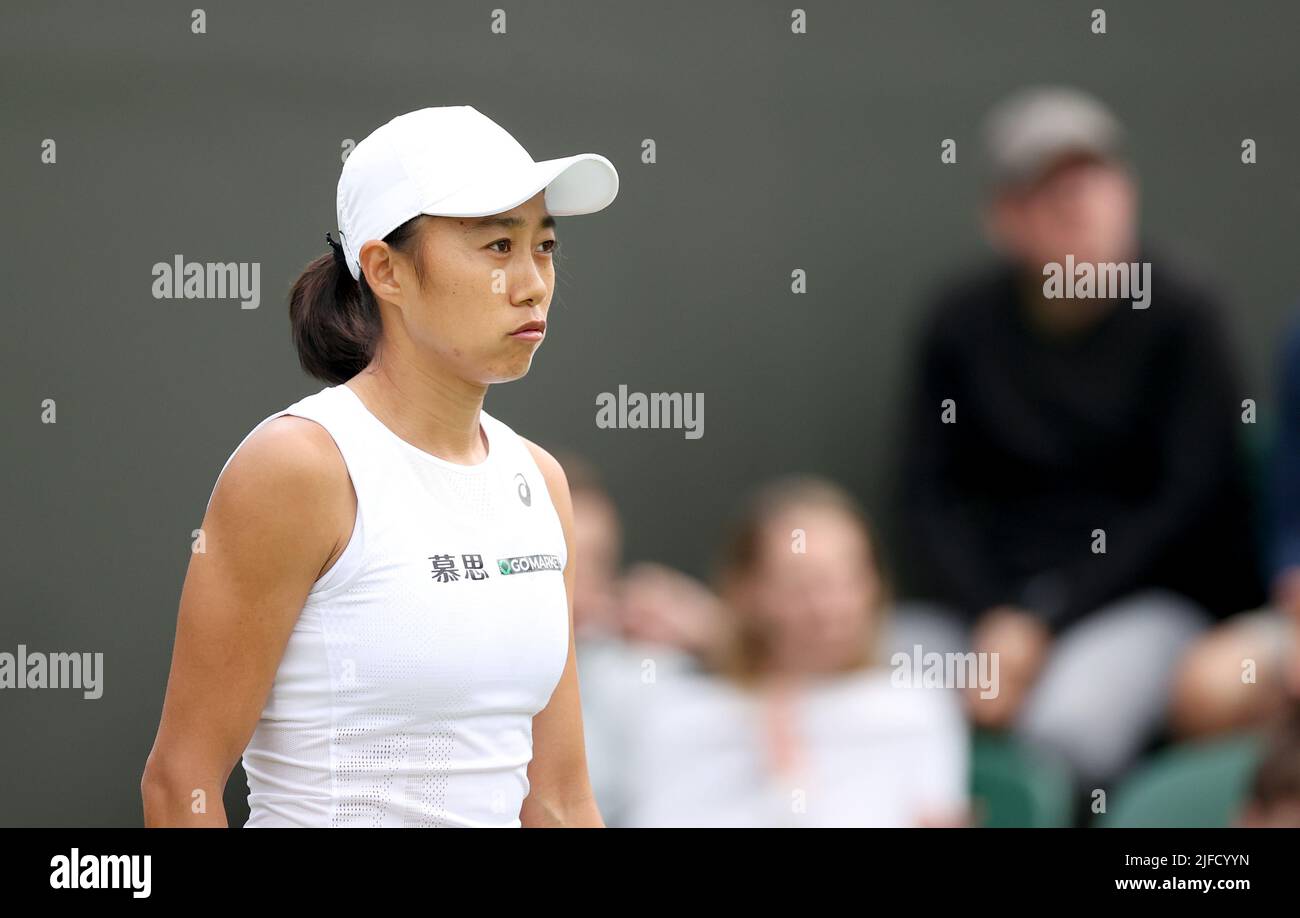 Londra, Regno Unito. 1st luglio 2022. Zhang Shuai reagisce durante la terza partita femminile tra Zhang Shuai in Cina e Caroline Garcia in Francia al Wimbledon Tennis Championship di Londra, Regno Unito, il 1 luglio 2022. Credit: Li Ying/Xinhua/Alamy Live News Foto Stock