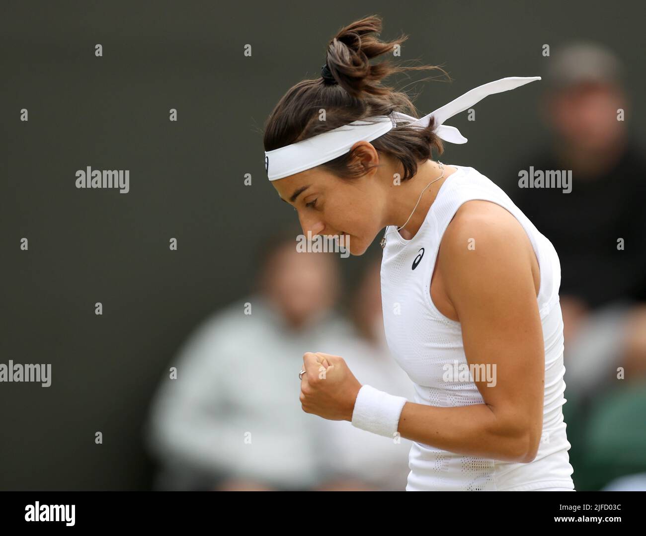 Londra, Regno Unito. 1st luglio 2022. Caroline Garcia festeggia durante la terza partita femminile tra Zhang Shuai in Cina e Caroline Garcia in Francia al Wimbledon Tennis Championship di Londra, UK, il 1 luglio 2022. Credit: Li Ying/Xinhua/Alamy Live News Foto Stock