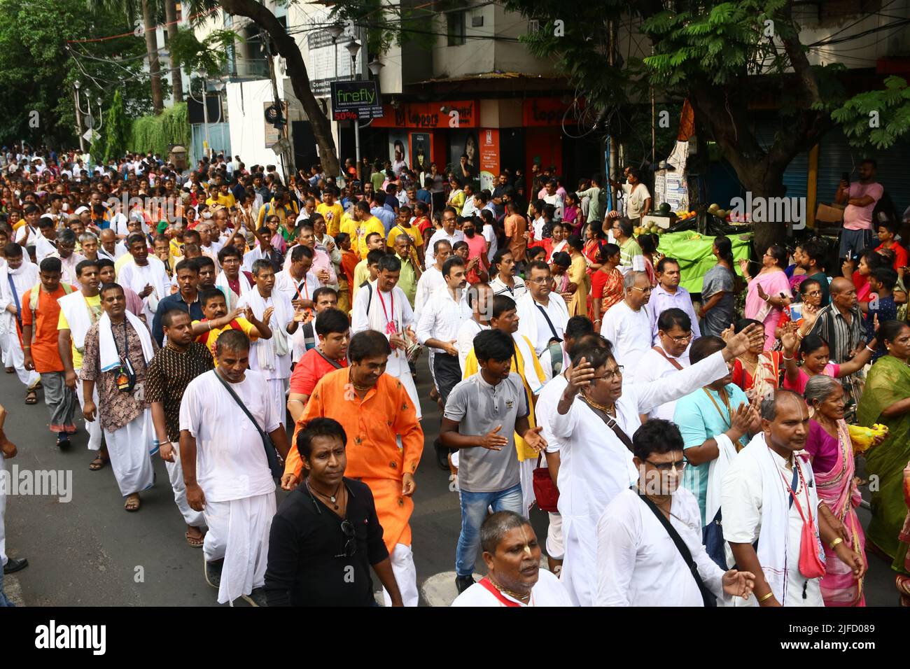 Kolkata, Bengala Occidentale, India. 1st luglio 2022. I devoti indù celebrano il festival annuale della processione di Rath Yatra organizzato dalla Società Internazionale per la coscienza di Krishna a Kolkata, India, venerdì 1 luglio 2022. Gli idoli del dio indù Jagannath, suo fratello Balabhadra e Sukhadra sorella sono estratti in una grande processione in un carro appositamente fatto tirato da migliaia di devoti durante questa festa. (Credit Image: © Dipa Chakraborty/Pacific Press via ZUMA Press Wire) Credit: ZUMA Press, Inc./Alamy Live News Foto Stock