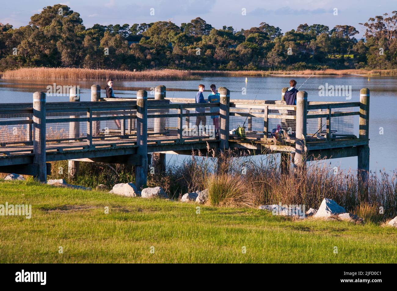 Karkarook Park è un parco metropolitano di 15 ettari a Moorabbin, Melbourne, Victoria, Australia, che comprende una zona umida artificiale e un lago pieno di pesce Foto Stock