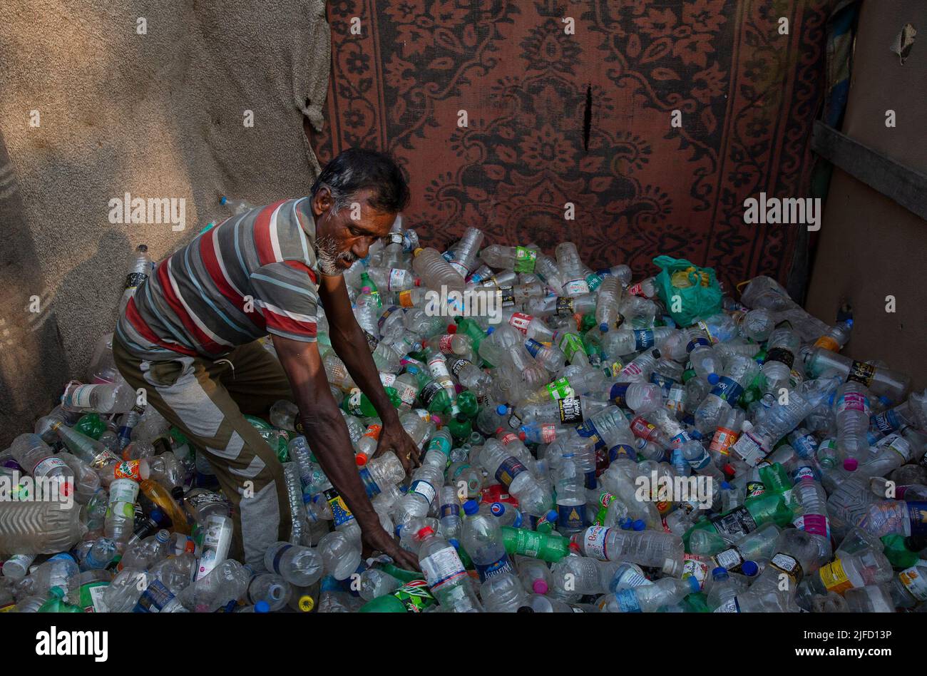 Kashmir, India. 01st luglio 2022. (220702) -- SRINAGAR, 2 luglio 2022 (Xinhua) -- Un ragpicker dispone bottiglie di plastica a Srinagar, capitale estiva del Kashmir indiano-controllato, 1 luglio 2022. Il governo indiano ha creato sale di controllo dedicate e forma speciali squadre di controllo per controllare la produzione illegale, l'importazione, lo stoccaggio, la distribuzione, la vendita e l'uso di articoli in plastica monouso (SUP) vietati. A tutti gli stati e territori del paese è stato chiesto di istituire posti di controllo di frontiera per fermare la circolazione interstatale di qualsiasi voce del SUP vietata, ha dichiarato un annuncio ufficiale, che ha ribadito un divieto totale Foto Stock