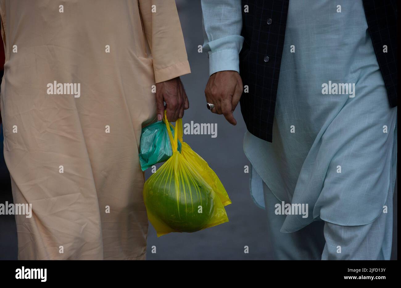 Kashmir, India. 01st luglio 2022. (220702) -- SRINAGAR, 2 luglio 2022 (Xinhua) -- Un uomo trasporta il cibo con un sacchetto di politene a Srinagar, capitale estiva del Kashmir indiano-controllato, 1 luglio 2022. Il governo indiano ha creato sale di controllo dedicate e forma speciali squadre di controllo per controllare la produzione illegale, l'importazione, lo stoccaggio, la distribuzione, la vendita e l'uso di articoli in plastica monouso (SUP) vietati. A tutti gli stati e territori del paese è stato chiesto di istituire posti di controllo di frontiera per fermare la circolazione interstatale di qualsiasi voce del SUP vietata, ha detto un annuncio ufficiale, che ha ribadito un divieto totale Foto Stock