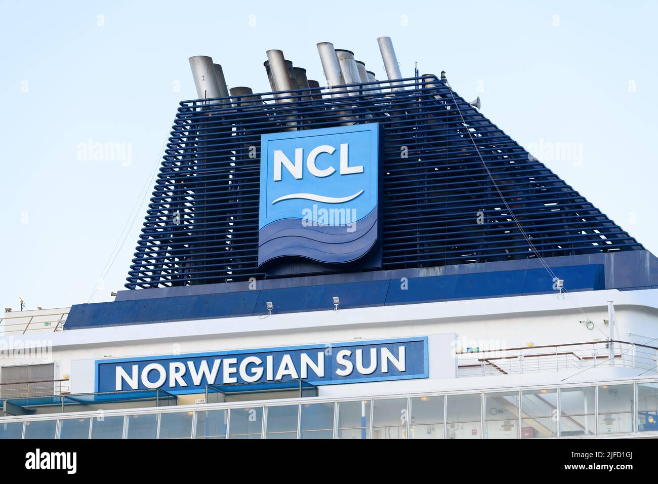 Seattle - 30 giugno 2022; targhetta e badge per la nave da crociera NCL Norwegian Sun Foto Stock