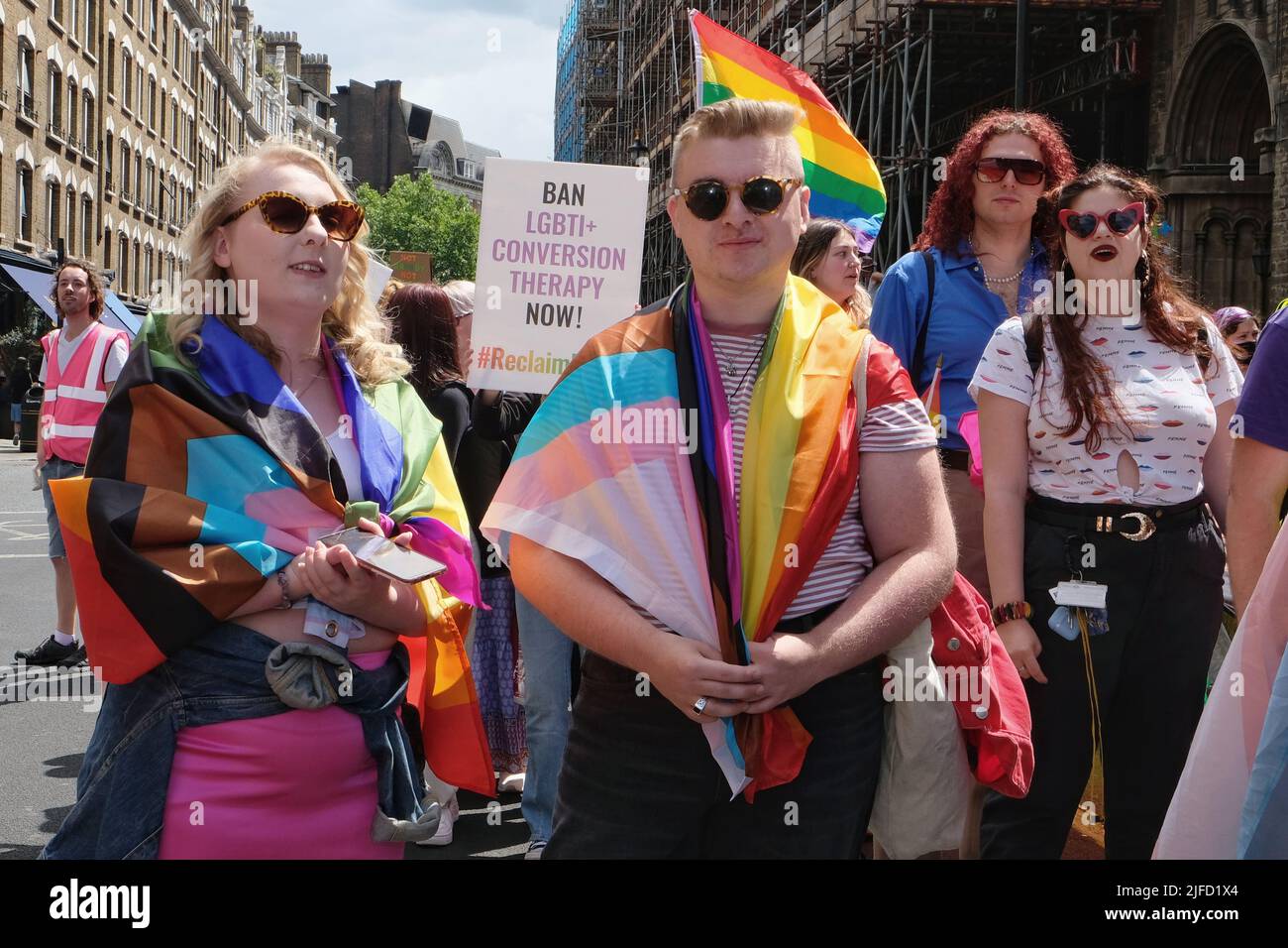 Londra, Regno Unito, 1st luglio 2022. I veterani della prima marcia Pride nel Regno Unito e altri attivisti LGBT+ hanno segnato il 50th anniversario dell'evento, marciando lungo il percorso originale intrapreso nel 1972. I manifestanti hanno riportato Pride alle radici del GLF (Gay Liberation Front) come protesta contro la discriminazione e la lotta per l'uguaglianza. Credit: Undicesima ora Fotografia/Alamy Live News Foto Stock